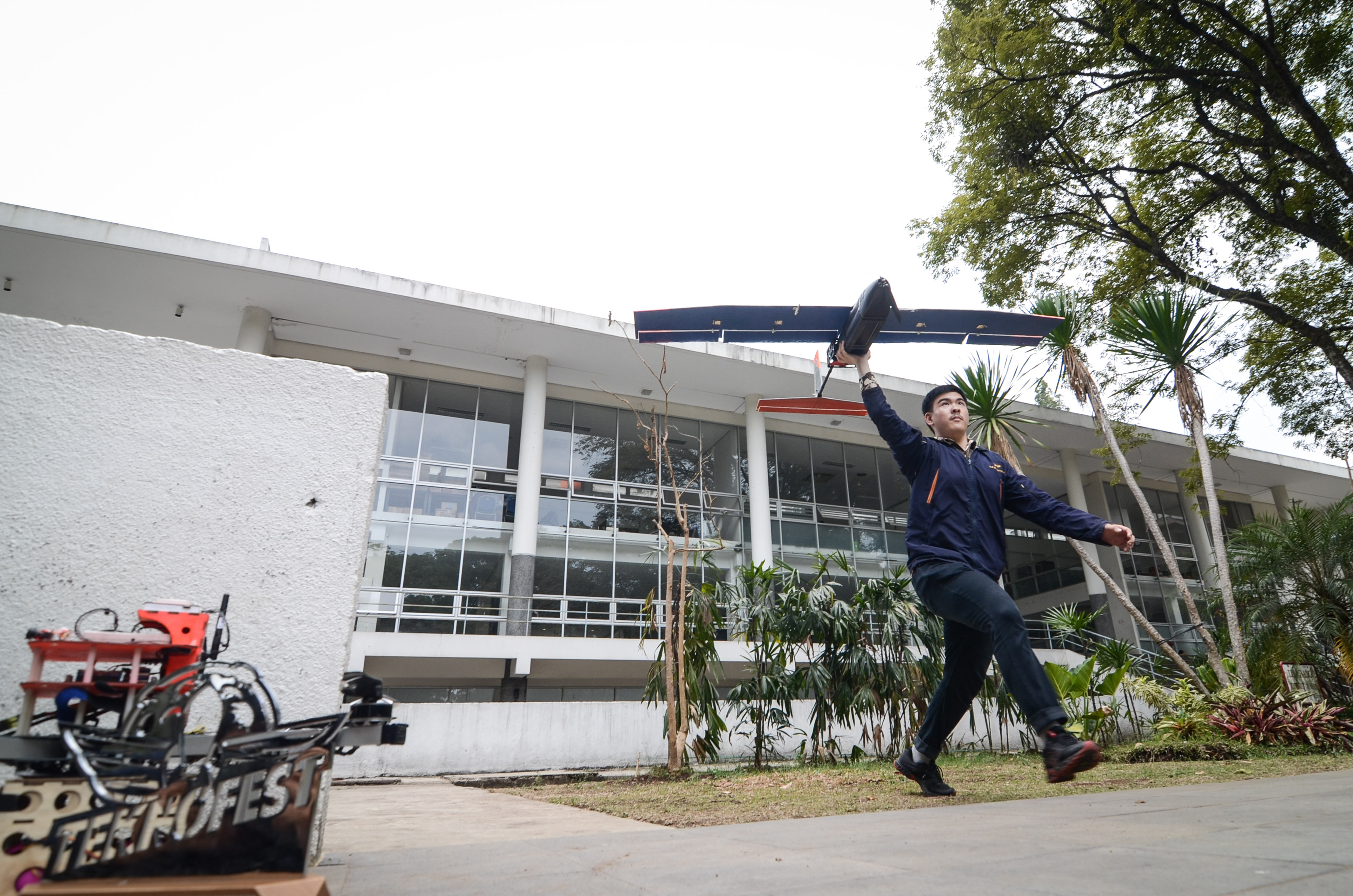 Seorang mahasiswa tengah berkegiatan di dalam kampus Institut Teknologi Bandung
