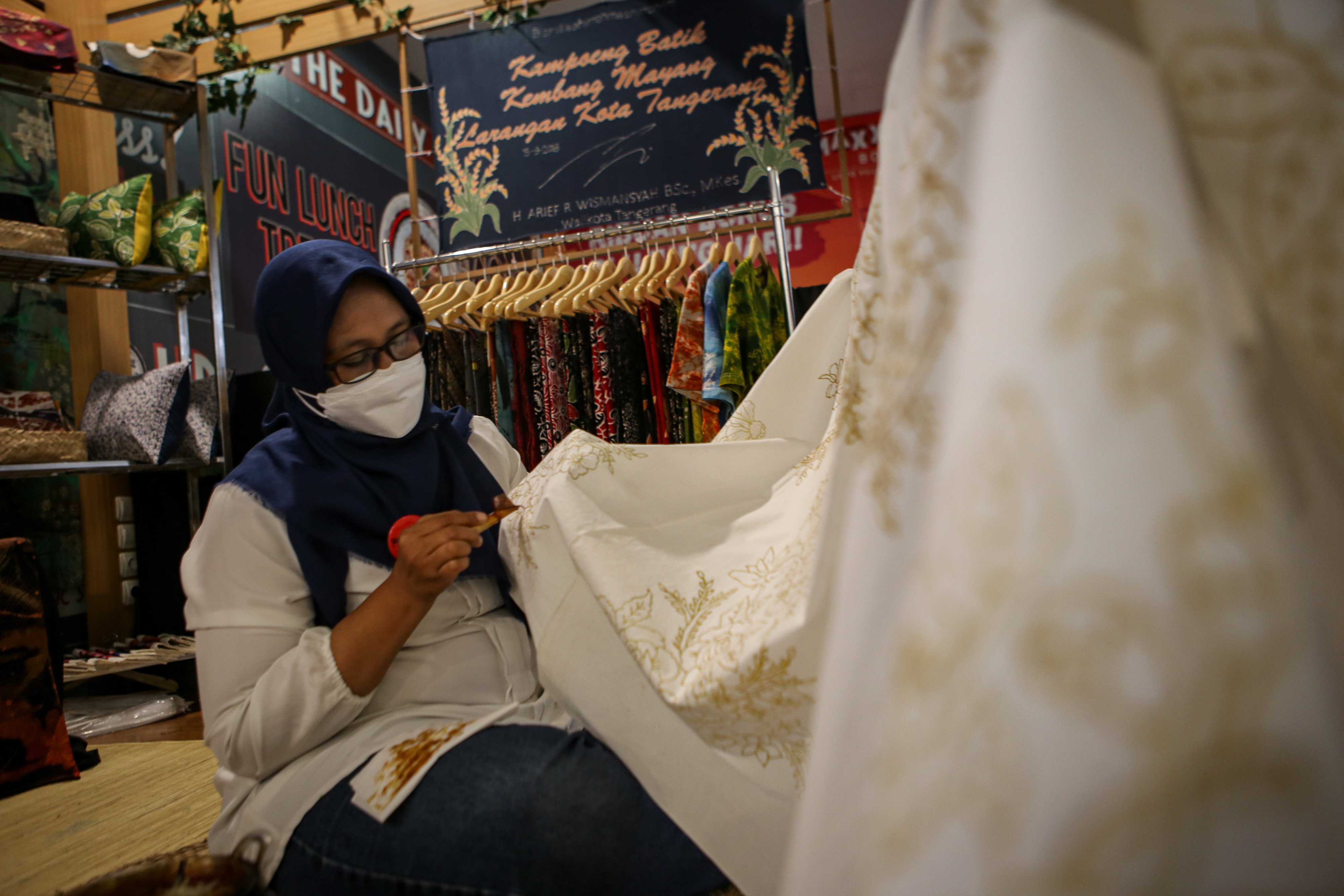 Pelaku usaha membatik di lapaknya saat pameran UMKM di MaxxBox Lippo Village, Kabupaten Tangerang, Banten, Kamis (1/4/2021)