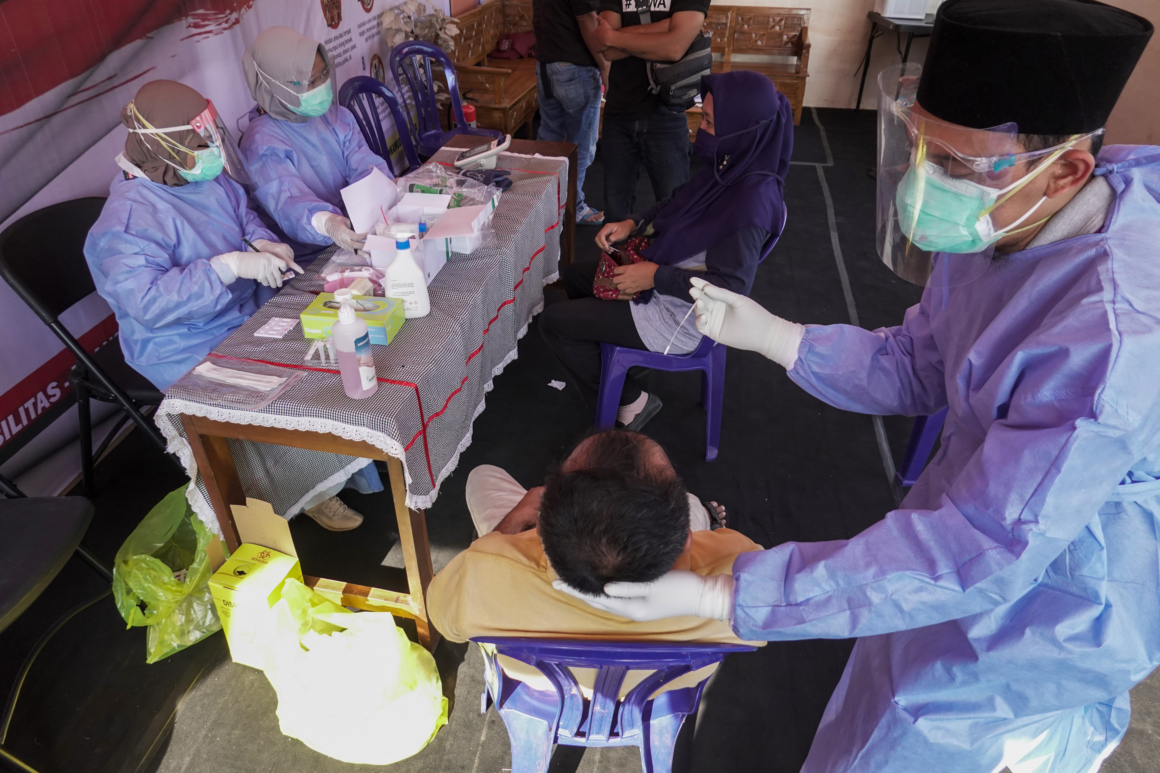  Petugas melakukan tes Rapid Antigen kepada pemudik di Ajibarang, Banyumas, Sabtu (24/4/2021).