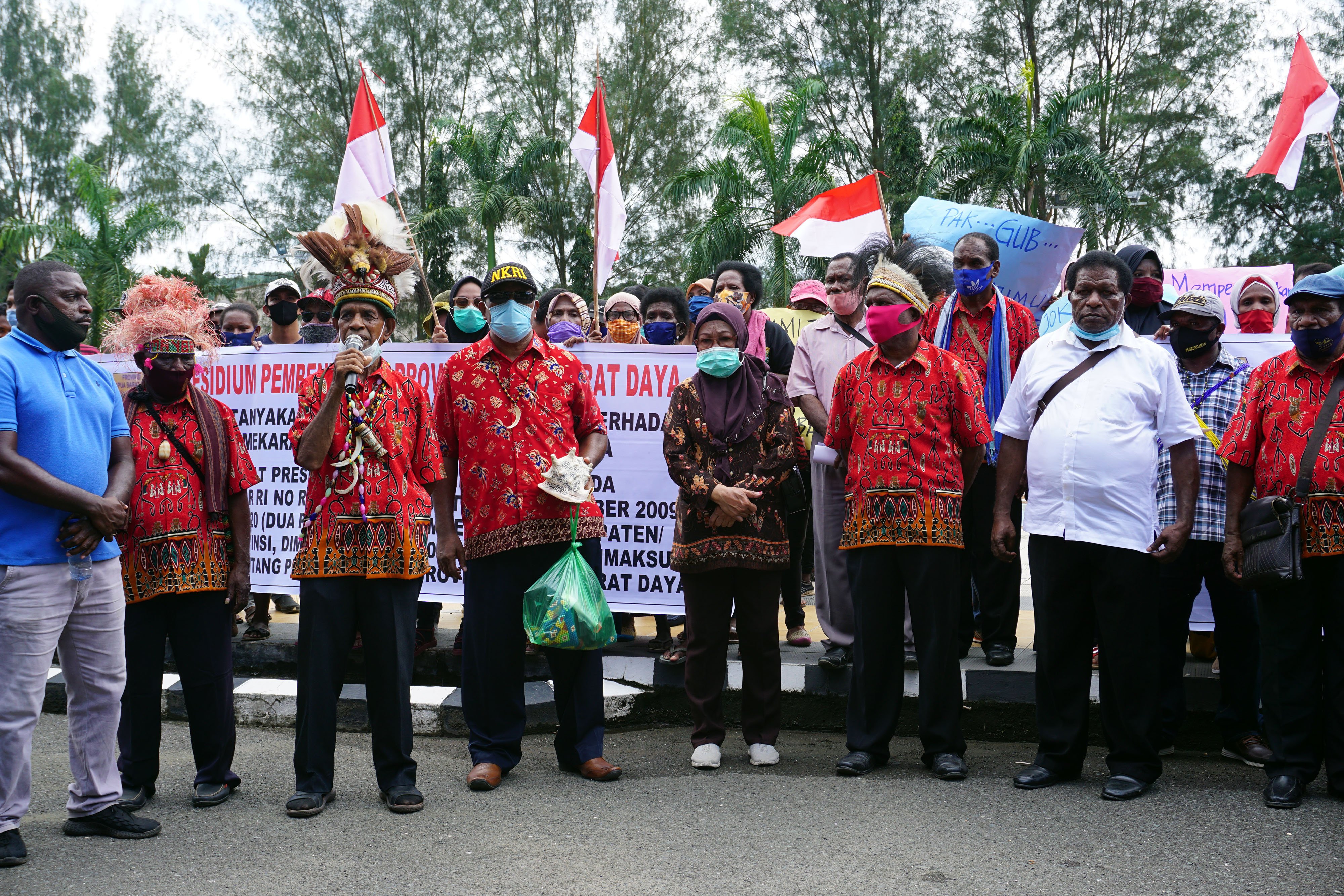  Sejumlah Kepala Suku Asli Papua bersama warga menuntut pemekaran Provinsi Papua Barat Daya.