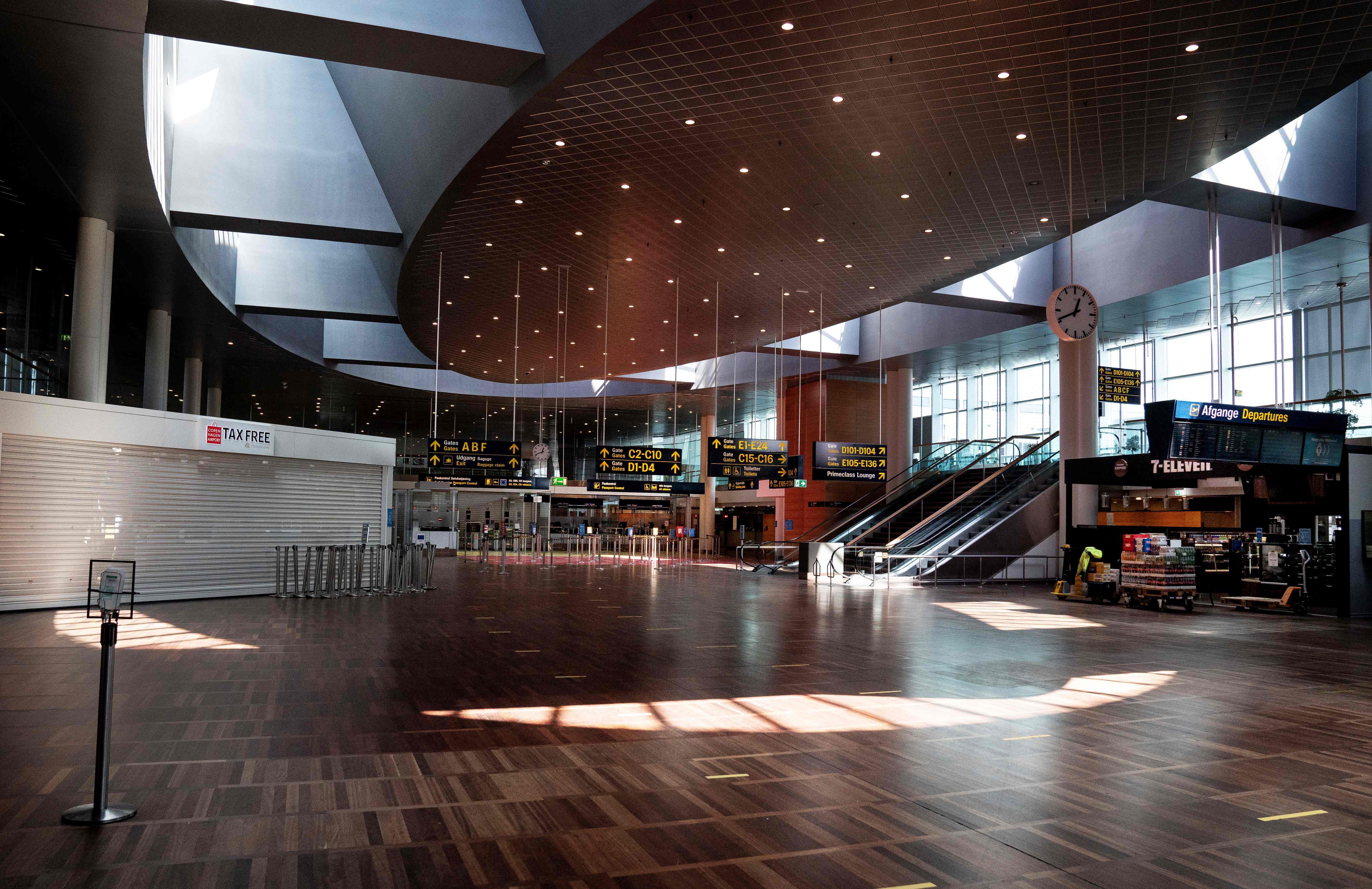 Bandara internasional Copenhagen, Denmark terlihat kosong karena pembatasan perjalanan covid-19.