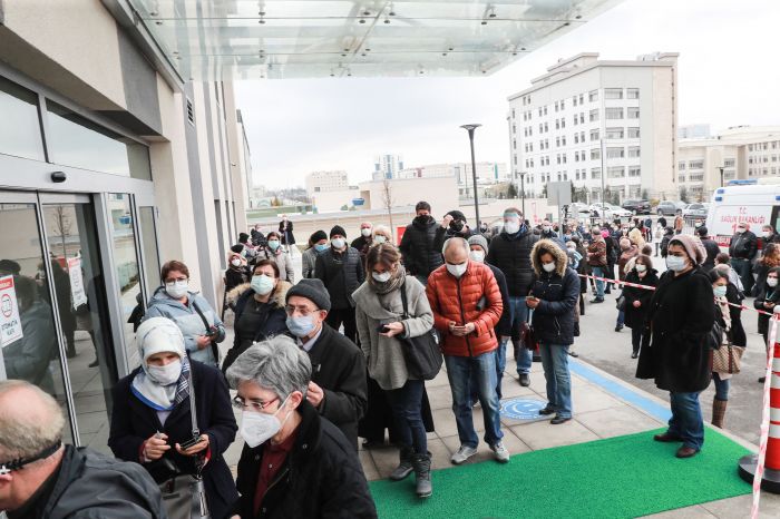 Warga mengantre untuk mendapatkan dosis pertama vaksin covid-19 di Ankara, Turki.  