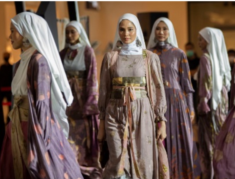 Peragaan fesyen saat gelaran MUFFEST 2021 di Jakarta.