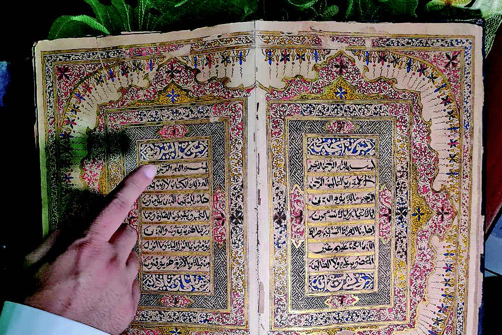 Uniknya Alquran Kuno Bertintakan Emas 18 Karat