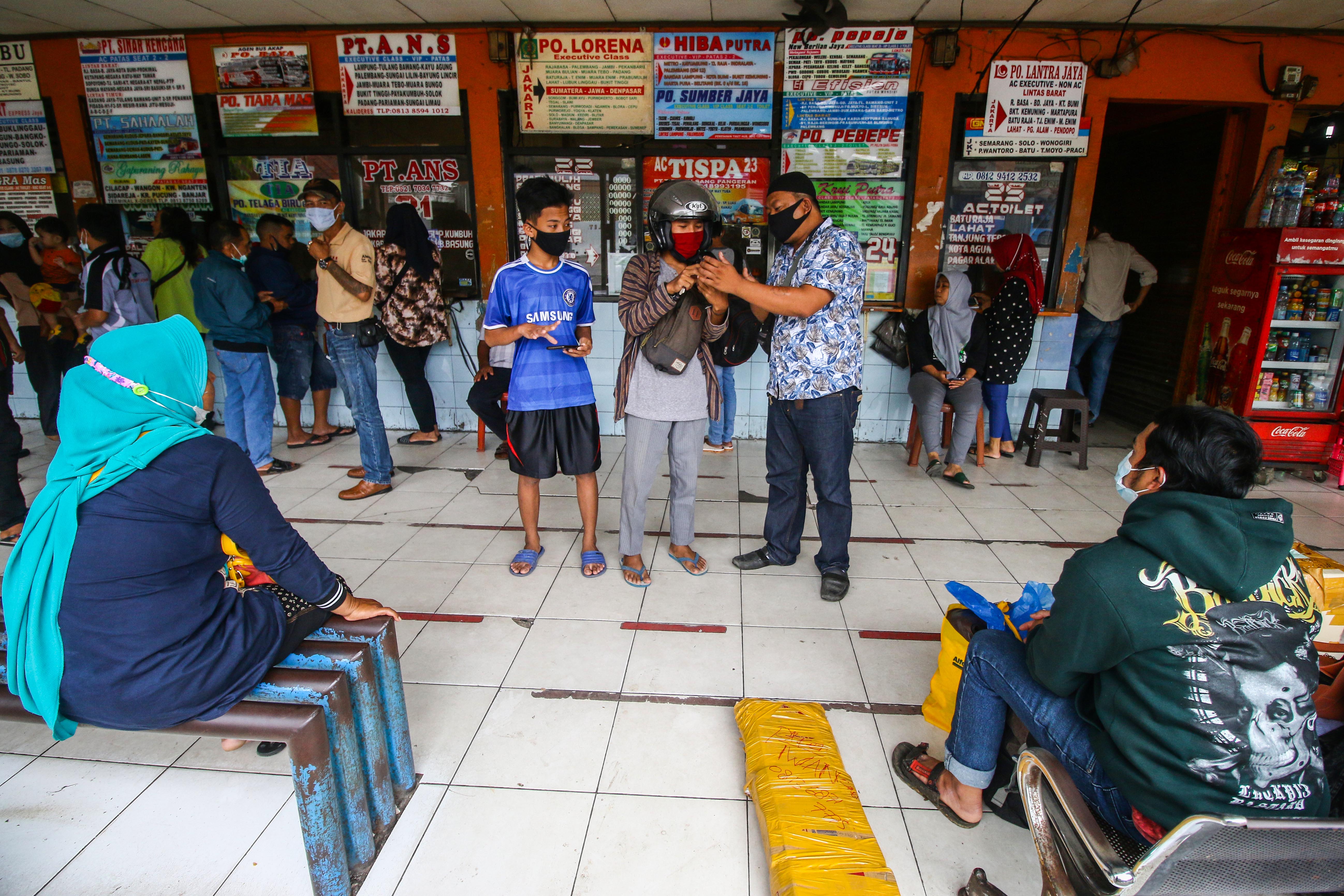Calon penumpang membeli tiket bus di loket Terminal Kalideres, Jakarta, Jumat (16/4/2021).