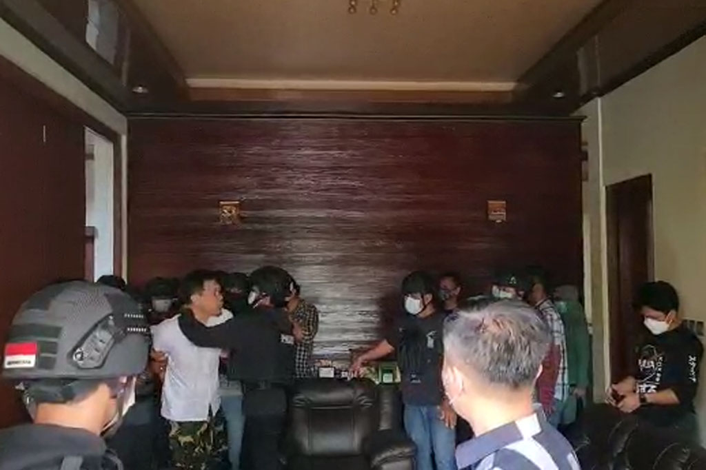 Penangkapan Munarman, di perumahan Modern Hills, Cinangka-Pamulang, Tangerang Selatan, sekitar pukul 15.30 WIB, Selasa (27/4)