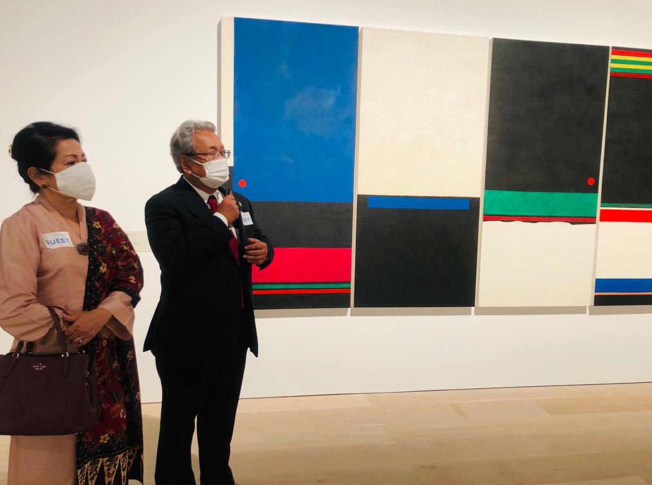 Dubes RI untuk Jepang Heri Akhmadi dan istrinya, Nuning Akhmadi, berfoto bersama lukisan karya Nunung WS. 