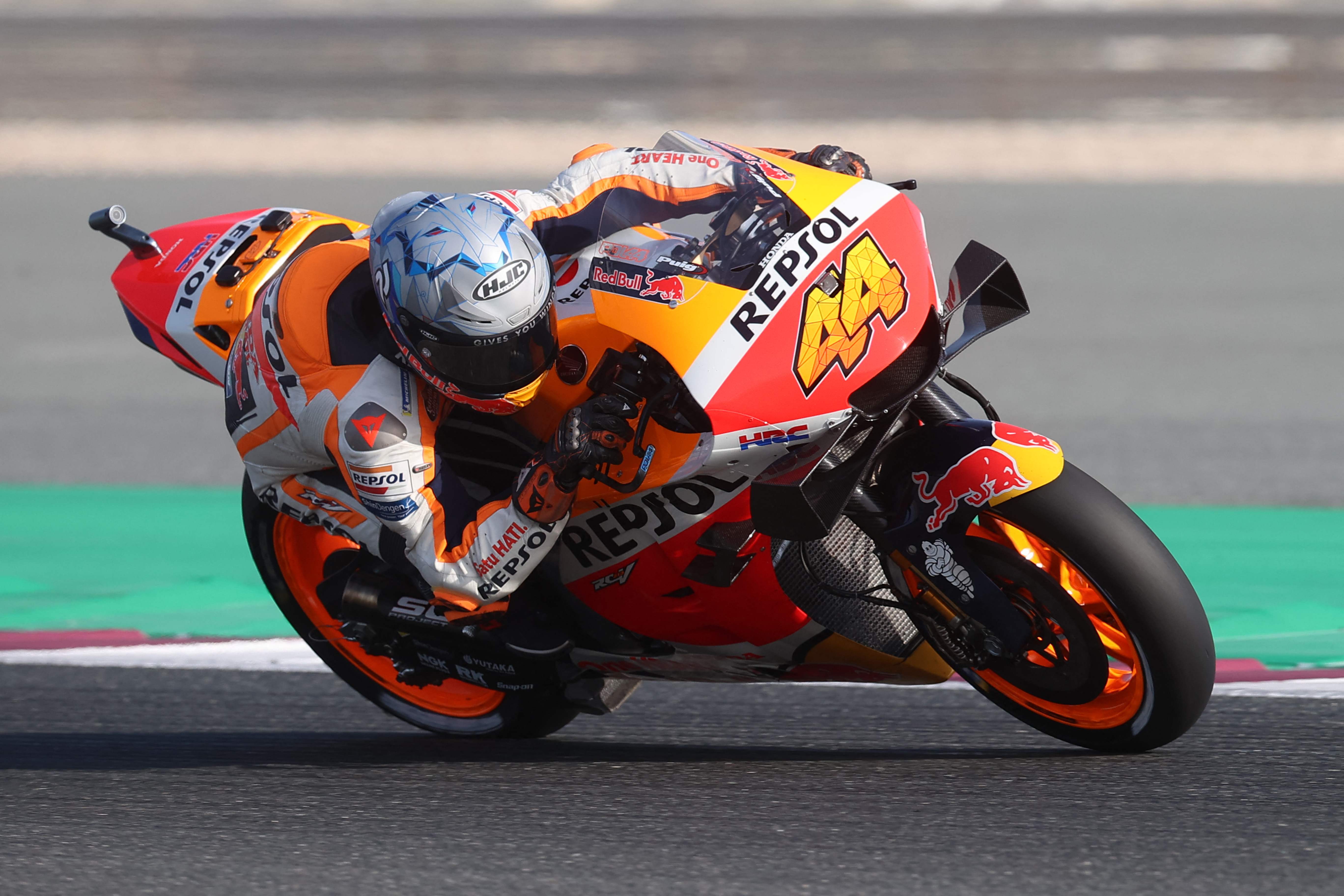 Pembalap tim Repsol Honda, Pol Espargaro, saat melakukan pemanasan jelang ajang MotoGP Grand Prix of Doha, Minggu (4/4).  