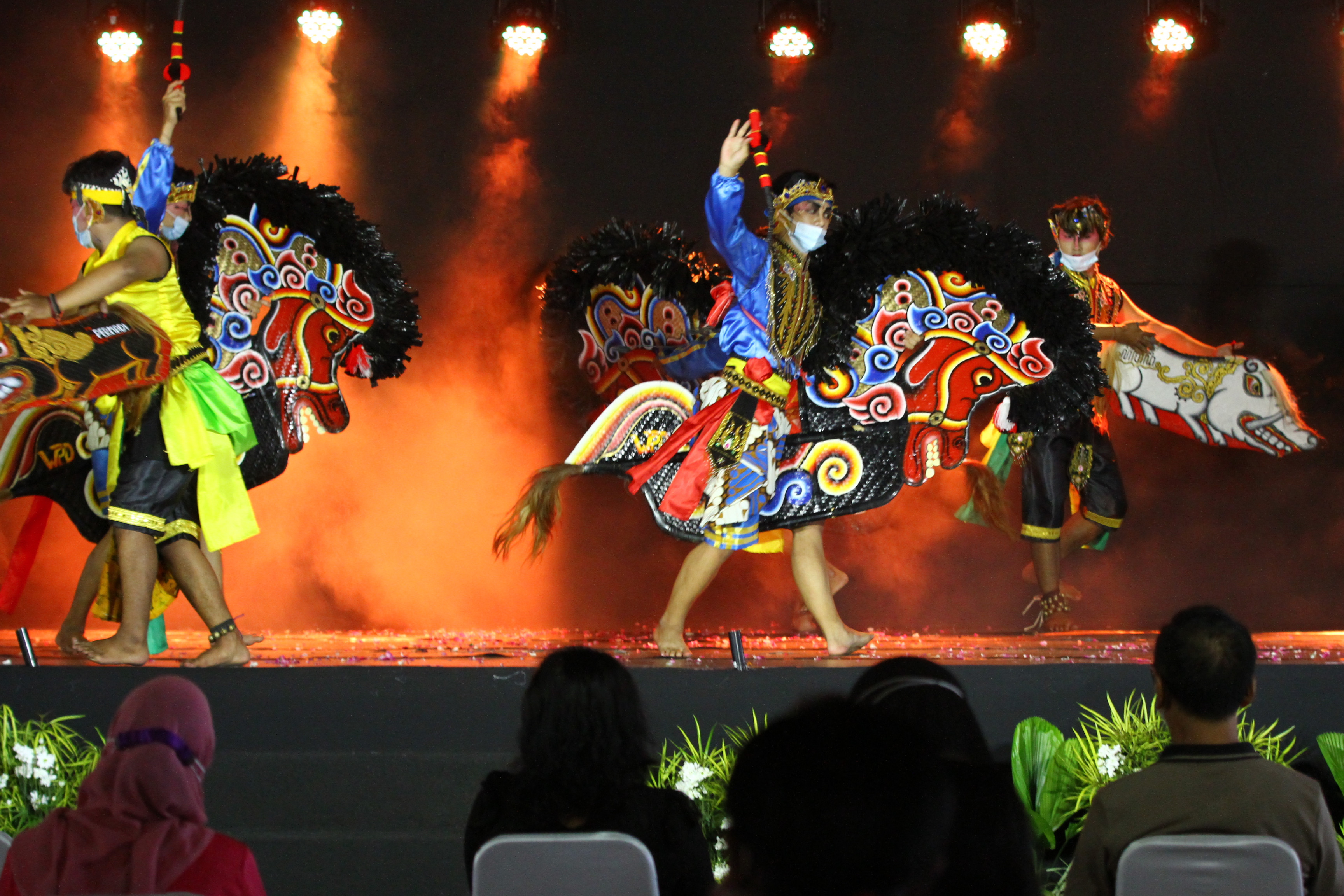Ilustrasi--Seniman yang tergabung dalam Paguyuban Wahyu Putro Dewolo mementaskan seni pertunjukan jaranan di Malang, Jawa Timur.