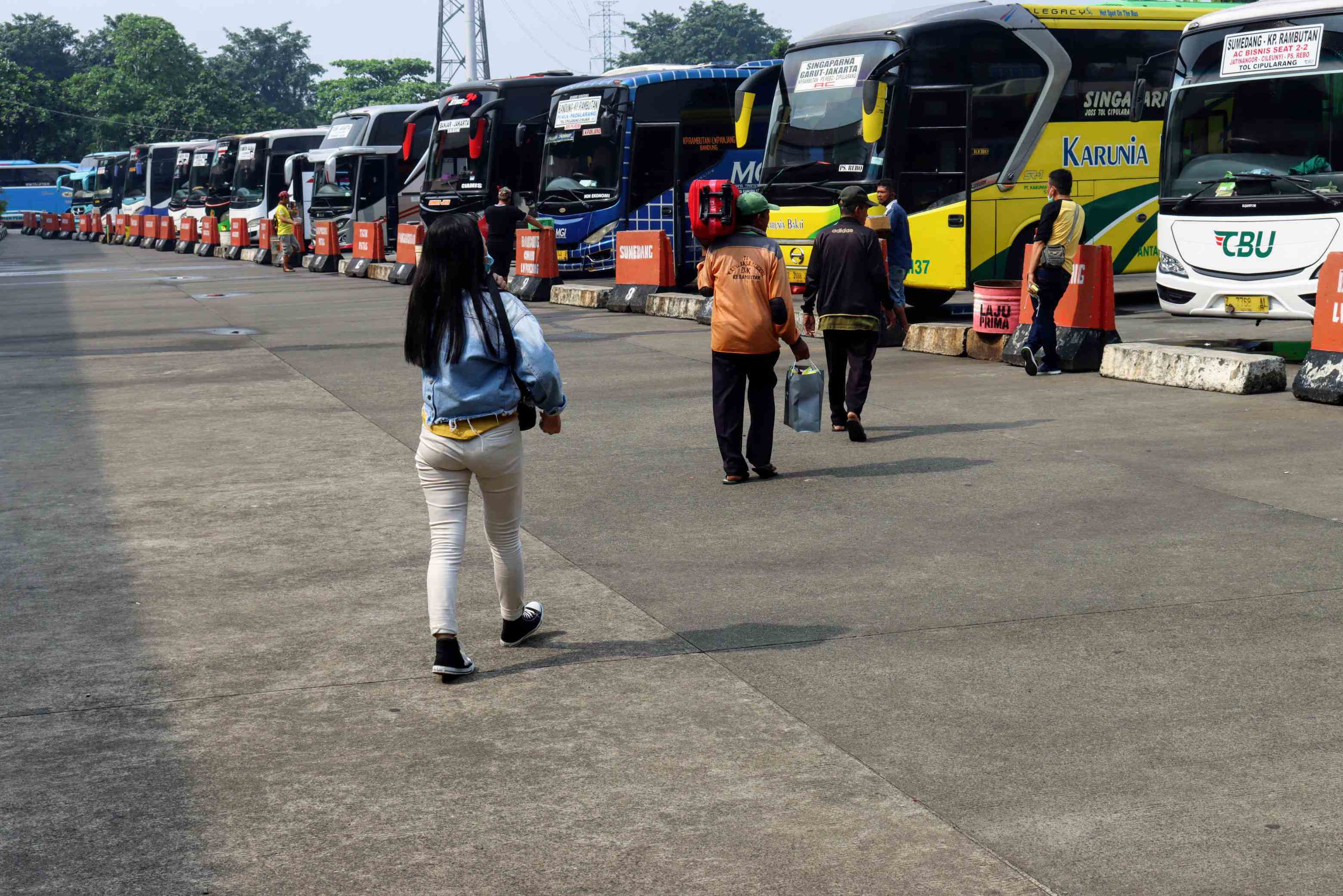 Calon penumpang berjalan menuju bus di Terminal Kampung Rambutan, Jakarta, beberapa waktu lalu.