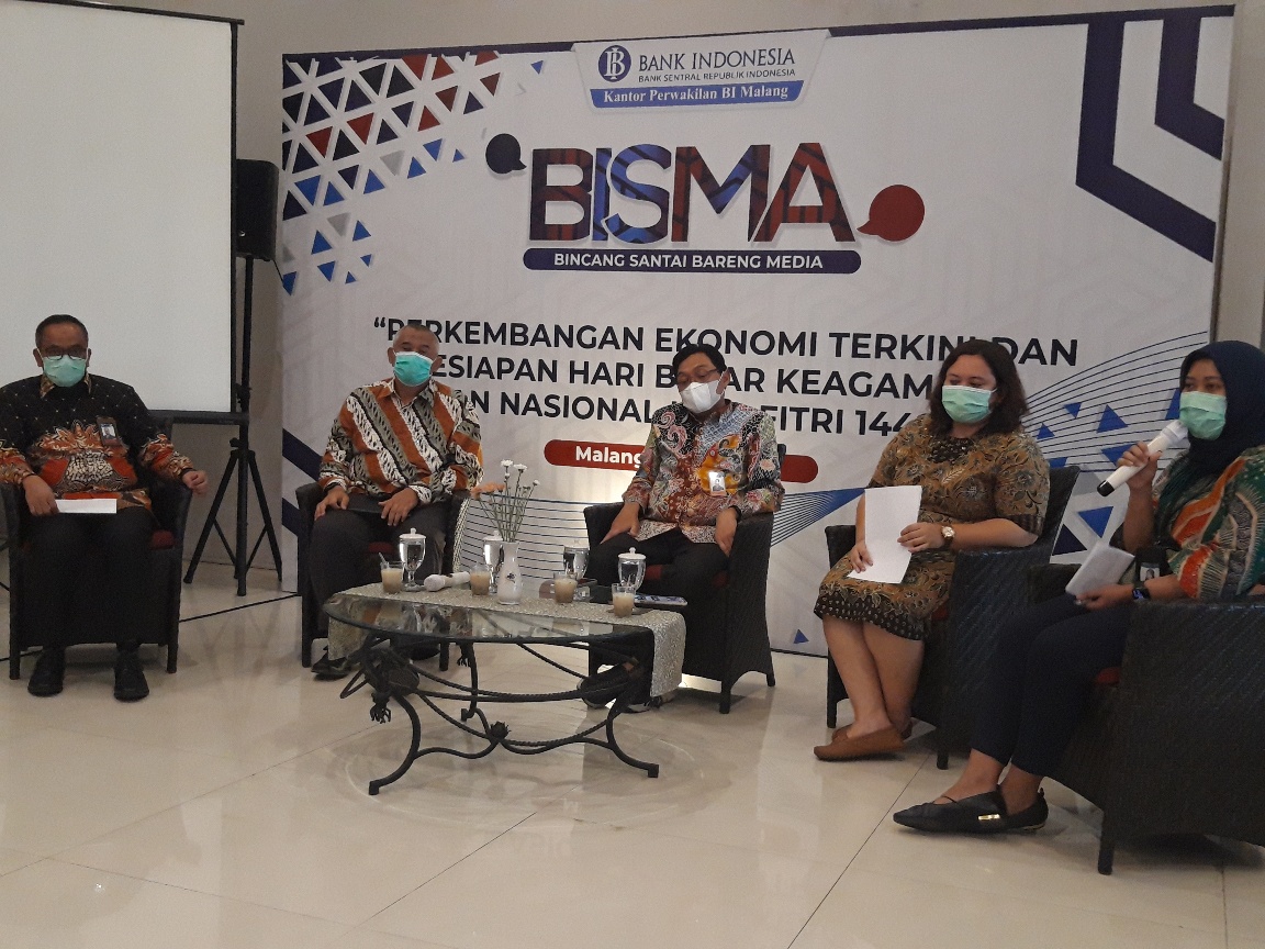 Kepala Perwakilan BI Malang, Jawa Timur, Azka Subhan Aminurridho (tengah) menyatakan perluasan vaksinasi covid-19 mendongkrak perekonomian 