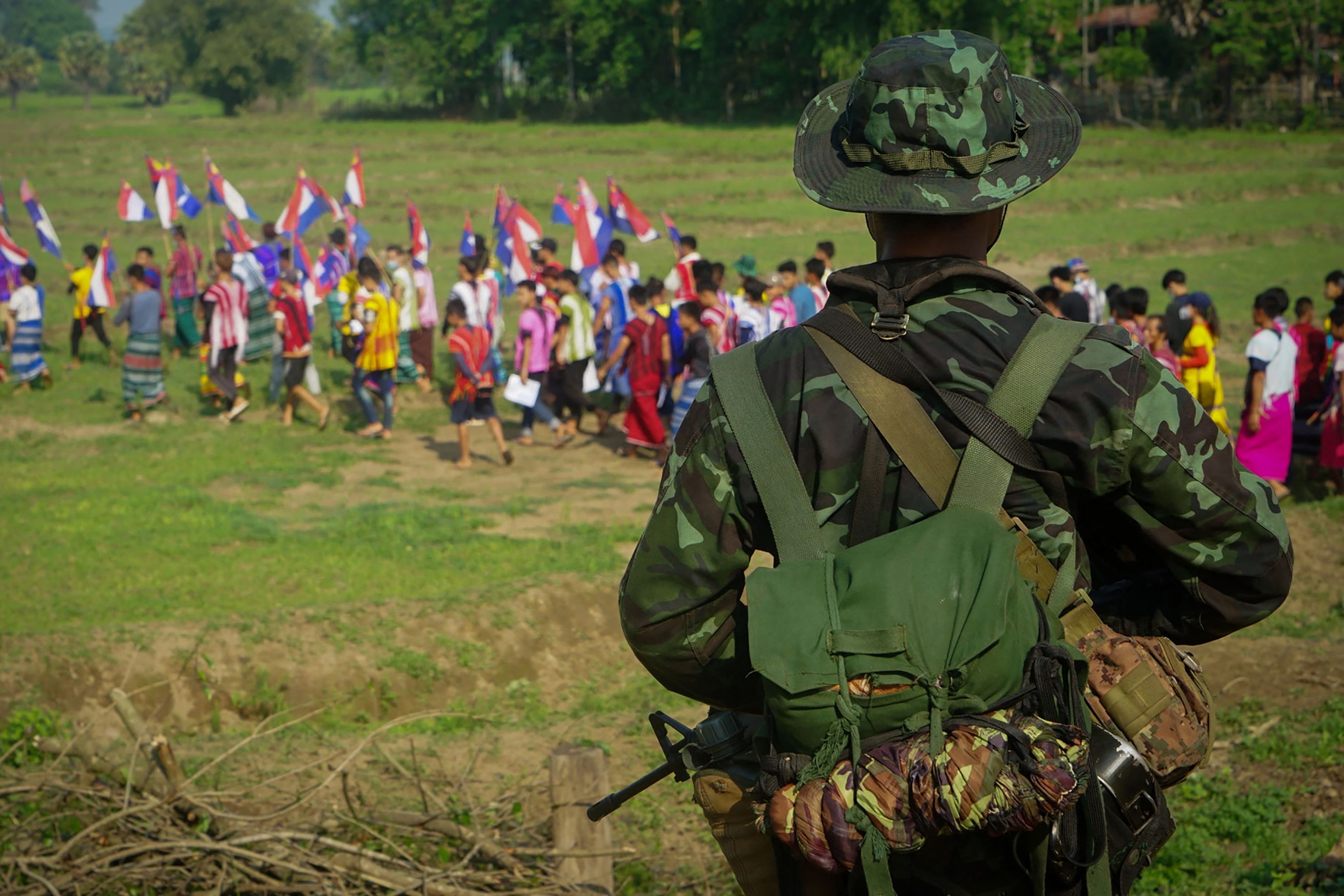 Tentara pemberontak etnik Karen mengawasi demonstrai anti-kudeta di Distrik KNU Dooplaya, Negara Bagian Karen, Myanmar, Jumat (23/4). 