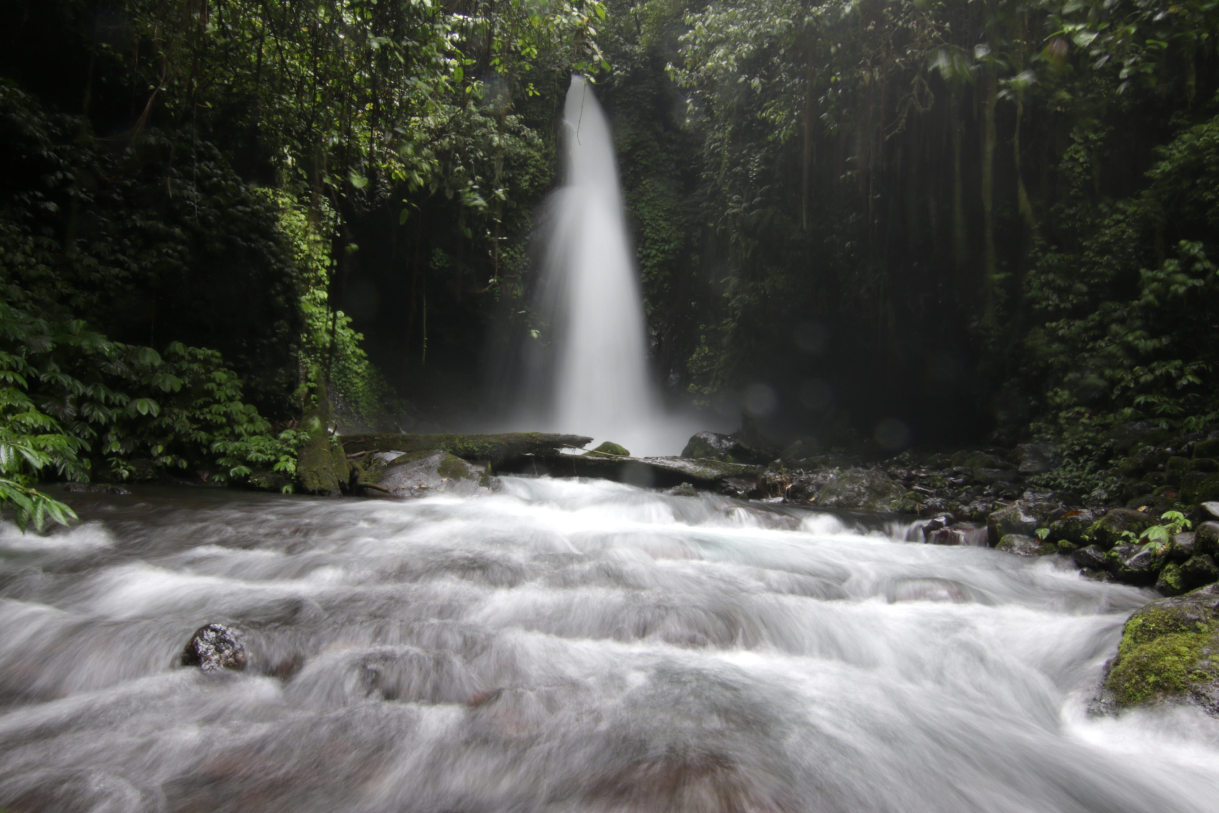 Pemandangan air terjun Telunjuk Raung di Songgon, Banyuwangi, Jawa Timur.