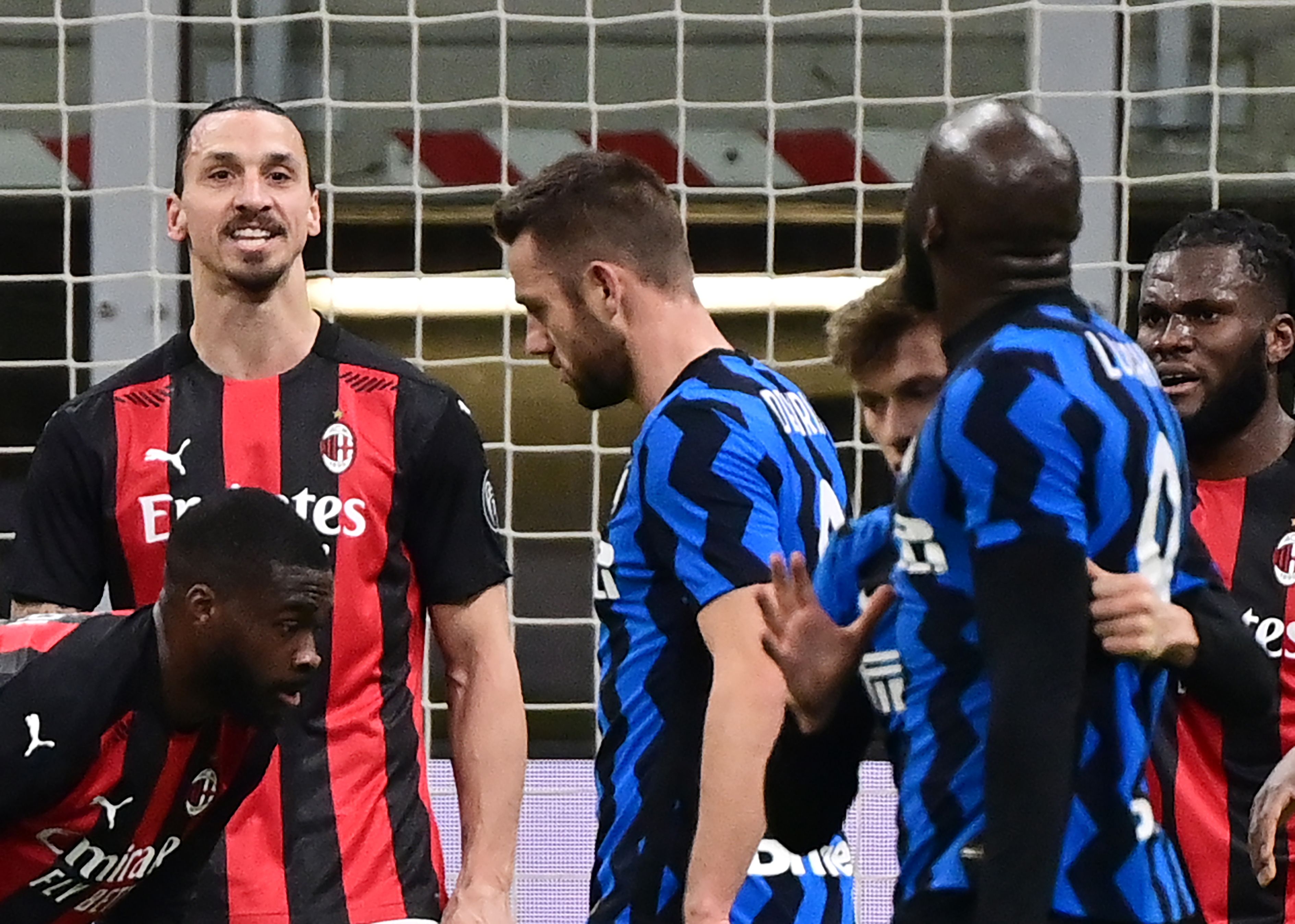 Penyerang Inter Milan Romelu Lukaku harus ditahan rekan-rekan setimnya saat berkonfrontasi dengan striker AC Milan Zlatan Ibrahimovic.