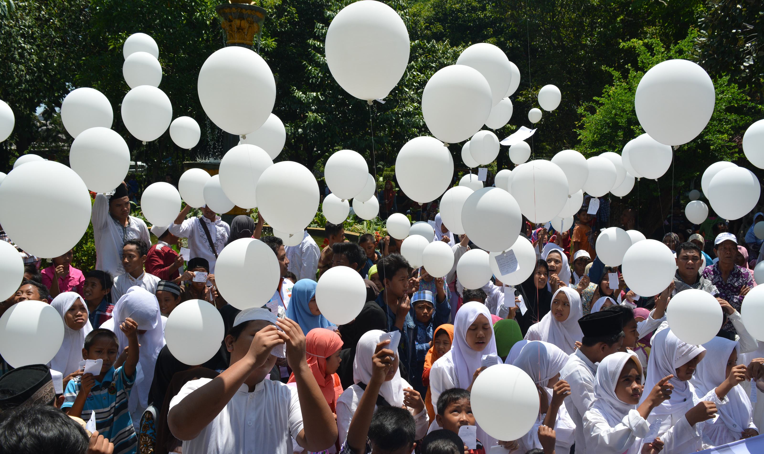 PESAN PERDAMAIAN: Ratusan anak melepas balon dengan tema 