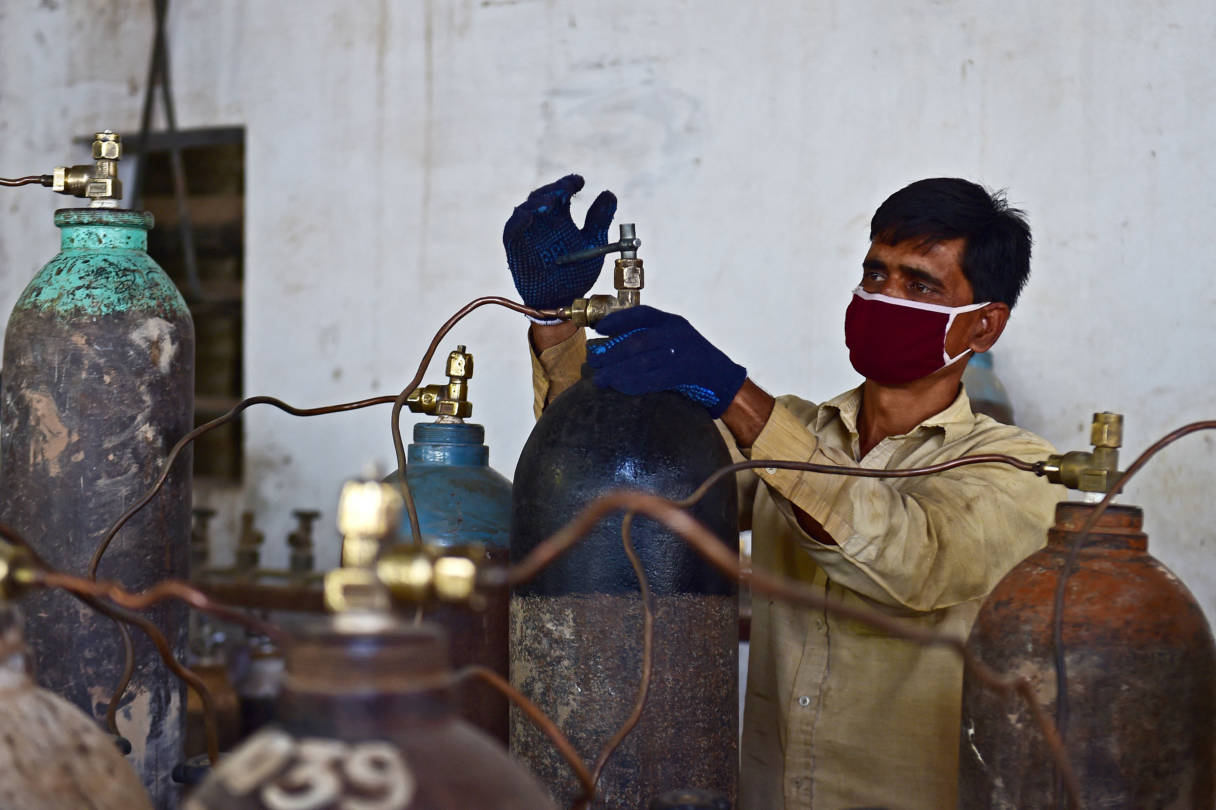 Petugas menyiapkan oksigen yang akan digunakan di sebuah rumah sakit di Allahabad, India.