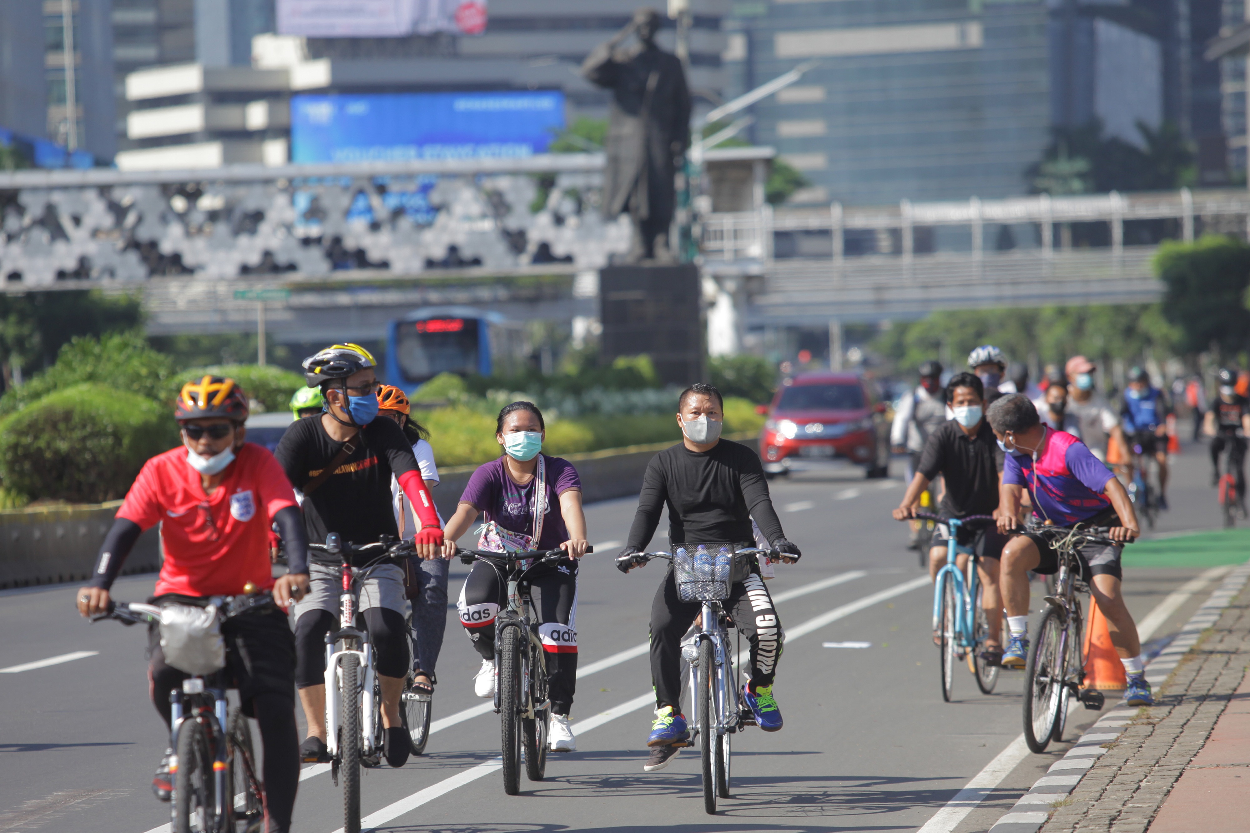 Warga bersepeda melintasi jalan Sudirman, Jakarta, beberapa waktu lalu.