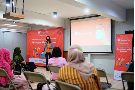 Eka Nilam Dari, Head of Strategic Merchant Acquisition ShopeePay memberikan pelatihan pengembangan bisnis serta pemanfaatan teknologi digita