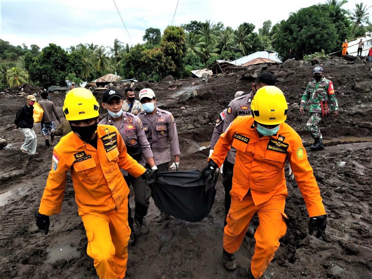 Tim SAR mengangkat kantong jenazah korban banjir bandang di Maumere, Selasa (6/4).  
