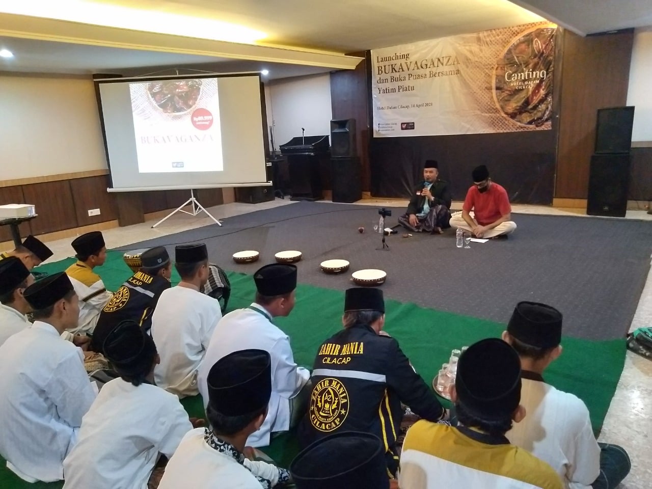 Buka puasa Hotel Dafam Cilacap bersama anak yatim piatu dari panti asuhan Tarbiyatul Aulad di Canting Restaurant pada Rabu (14/4).