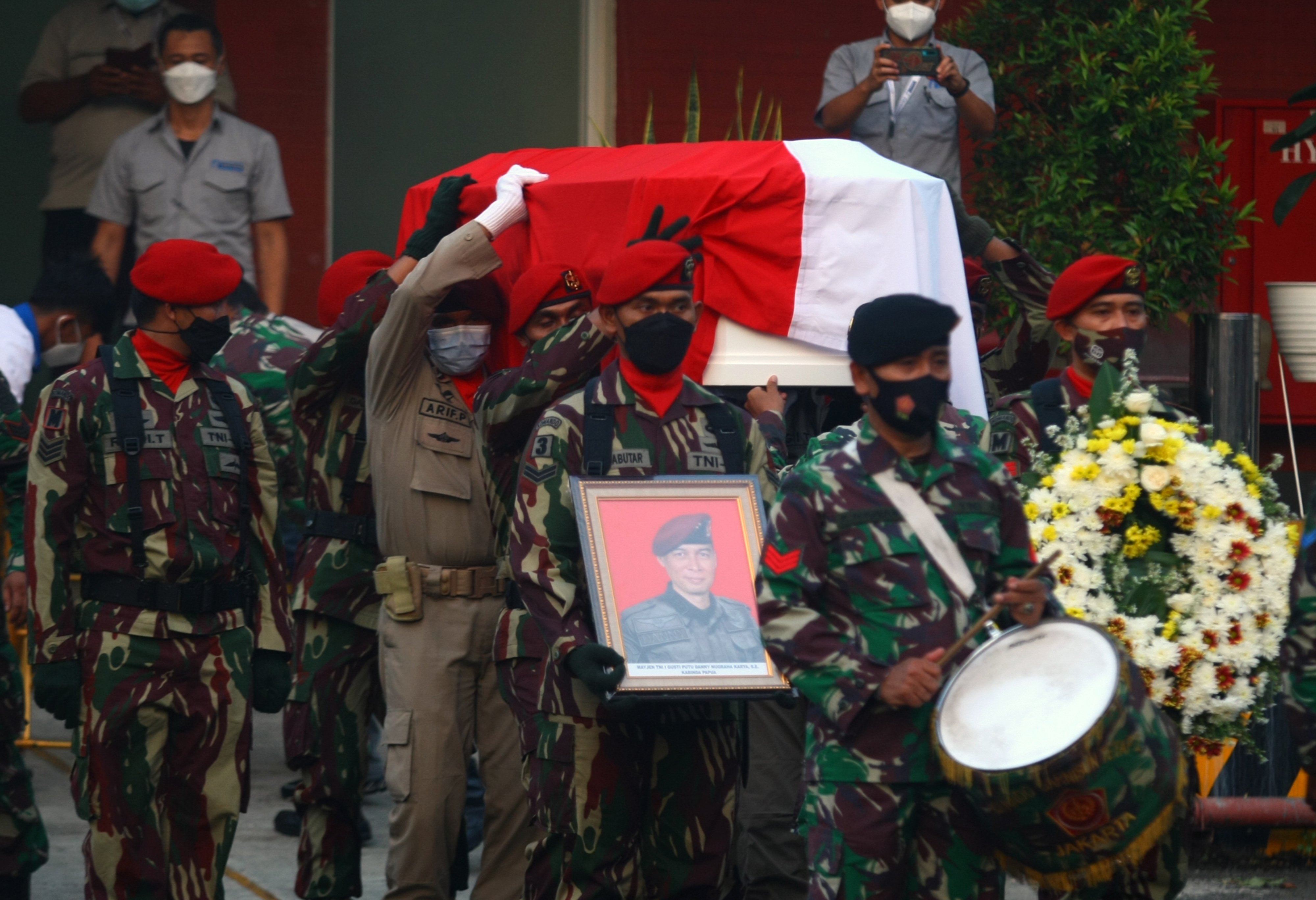 Prajurit Kopasus mengusung jenazah Kabinda Papua Mayjen Anumerta I Gusti Putu Danny setibanya di Bandara Soekaro-Hatta, Senin (26/4).