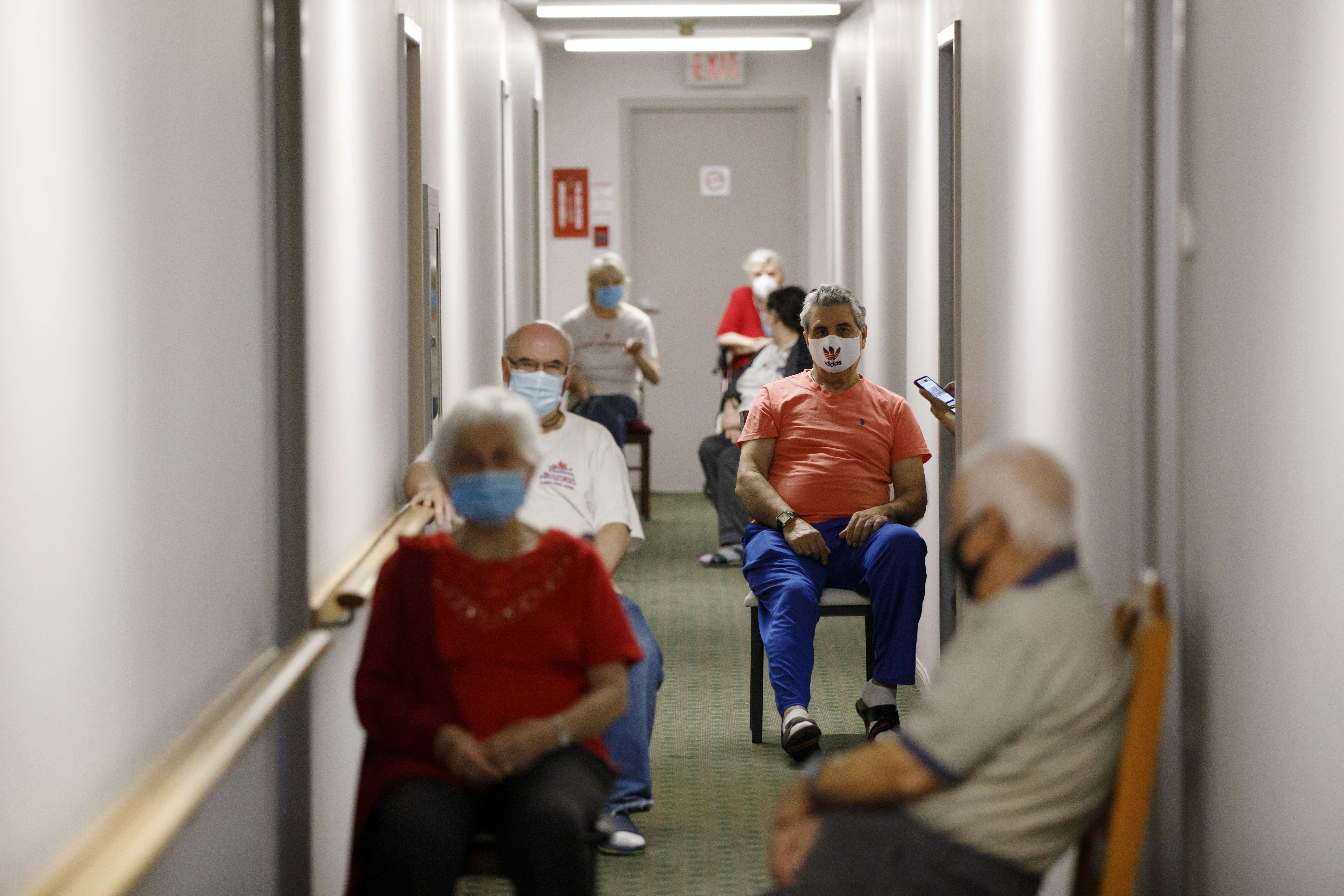 Para lansia mengantre untuk mendapat vaksin Covid-19 Pfizer di Rumah Sakit Humber River, Toronto, Kanada. 