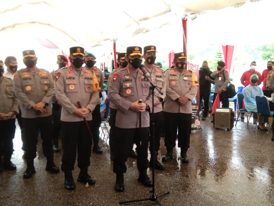 Kapolri  Jenderal (Pol) Listyo Sigit Prabowo (keempat dari kiri) sedang memberi sambutan saat meninjau vaksinasi di NTT.
