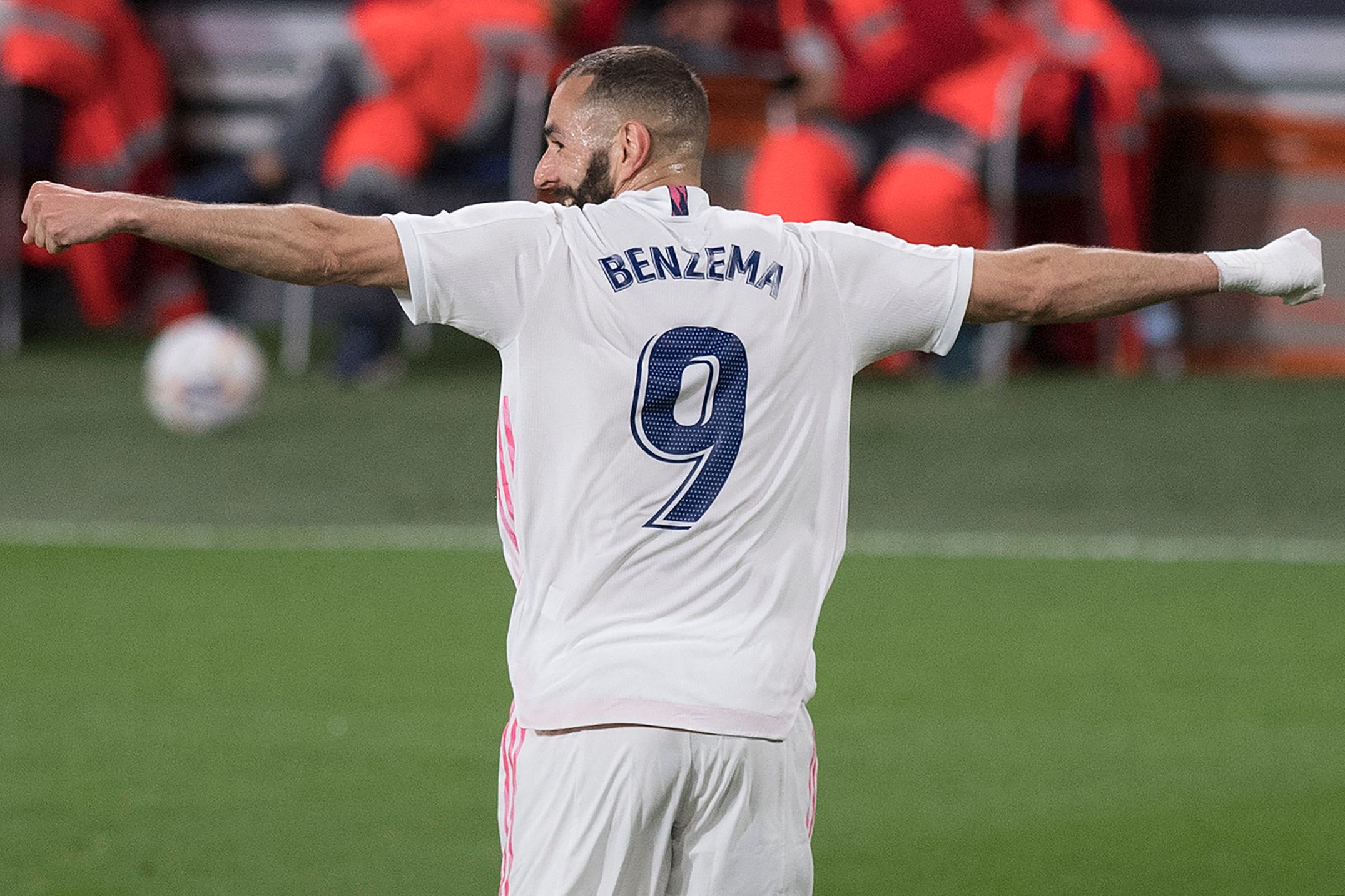 Penyerang Real Madrid Karim Benzema melakukan selebrasi usai mencetak gol ke gawang Cadiz di laga La Liga.