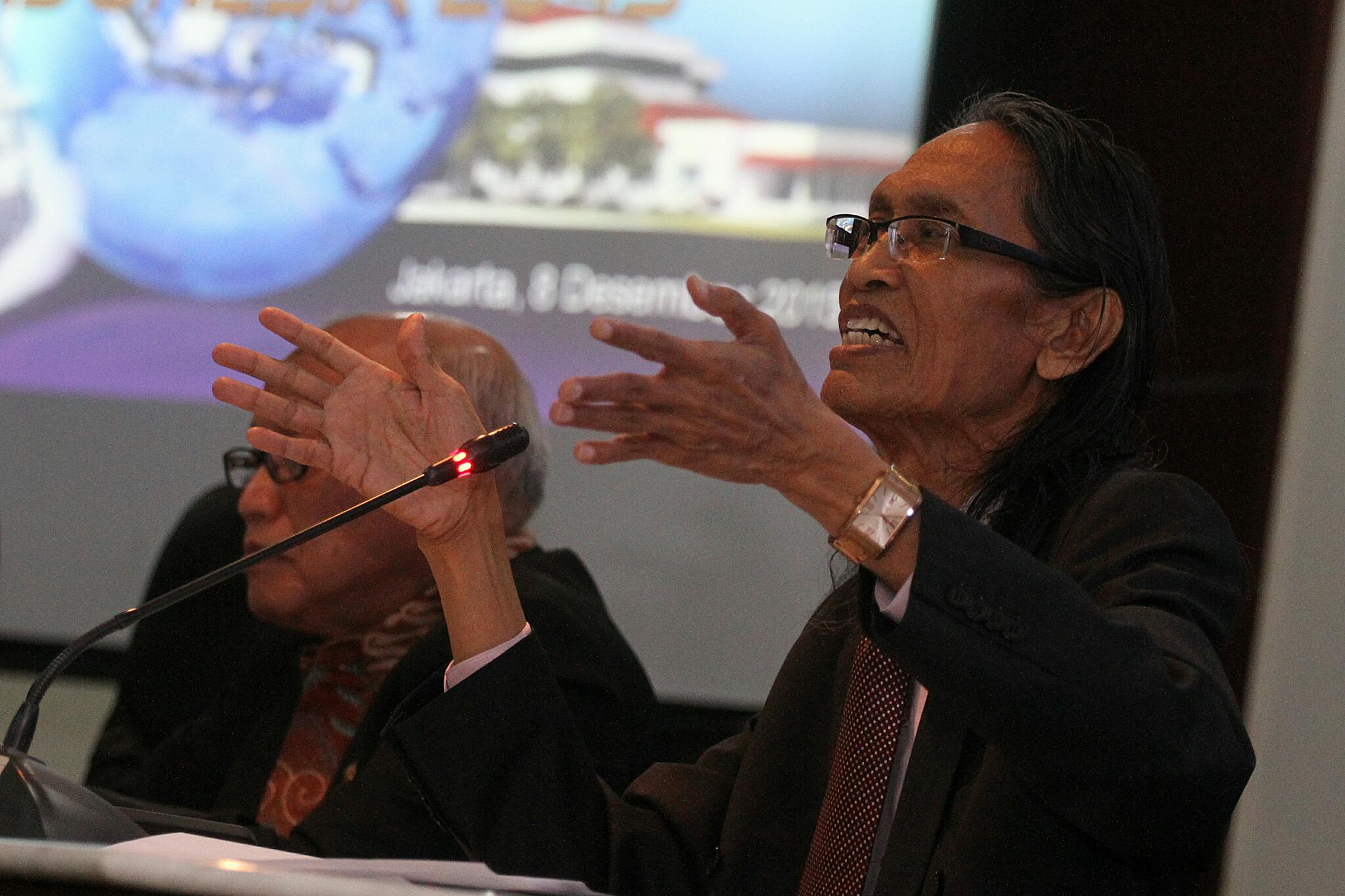 SEMINAR KETAHANAN NASIONAL: Sejarawan Anhar Gonggong (kanan) menjadi pembicara dalam sebuah seminar di Jakarta. 