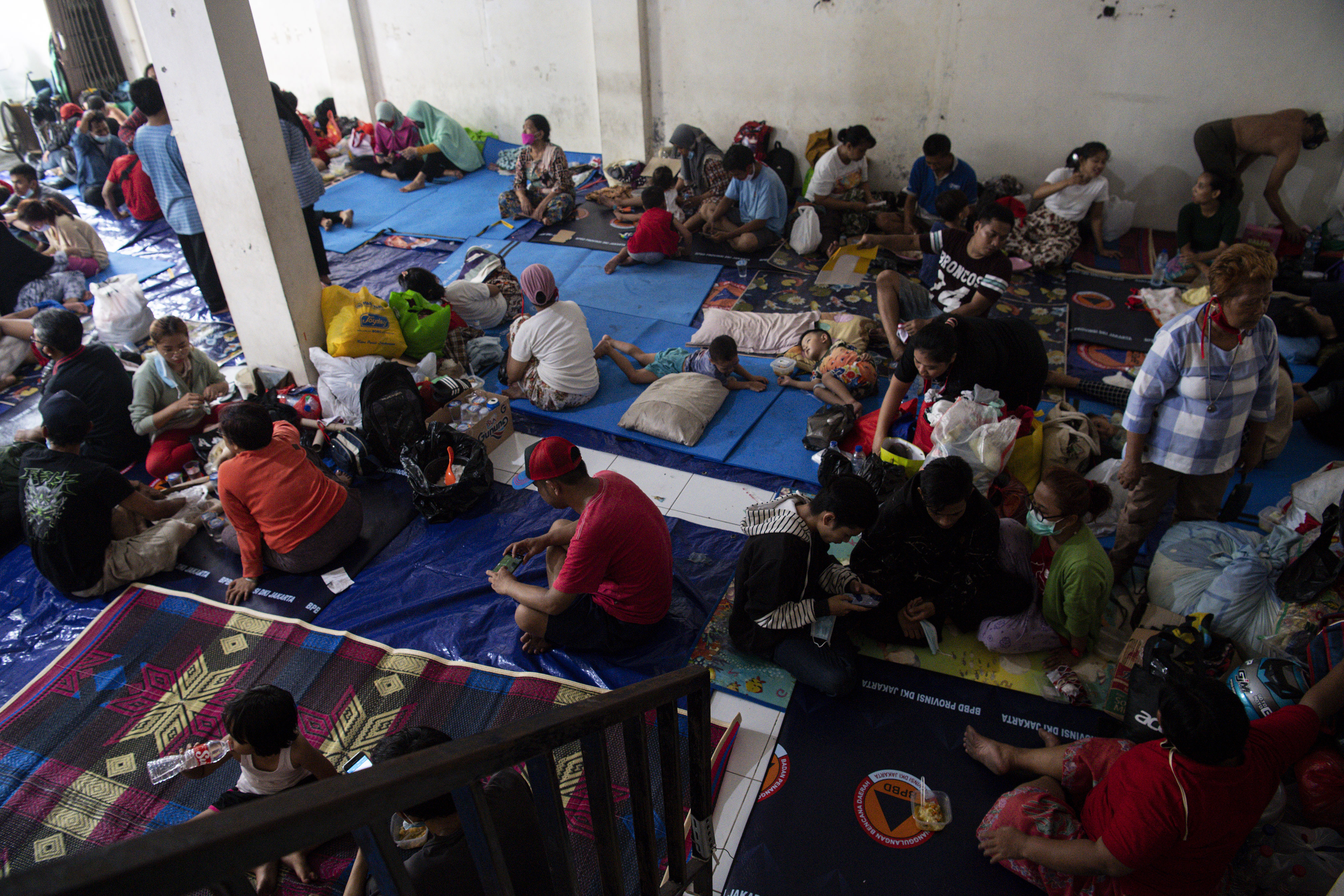 Pengungsi korban kebakaran beristirahat di salah satu lokasi pengungsian, Keagungan, Taman Sari, Jakarta Barat, Senin (19/4).