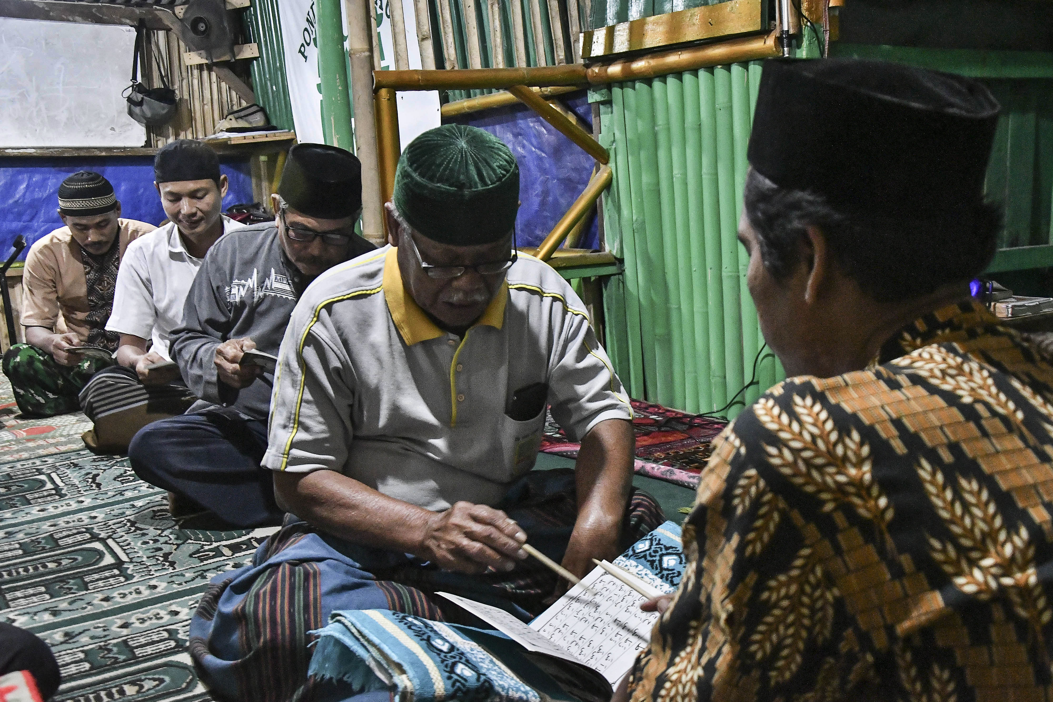  Sejumlah warga belajar membaca Al Quran di Pondok Iqro, Cikarang, Kabupaten Bekasi, Jawa Barat, Minggu (18/4/2021).