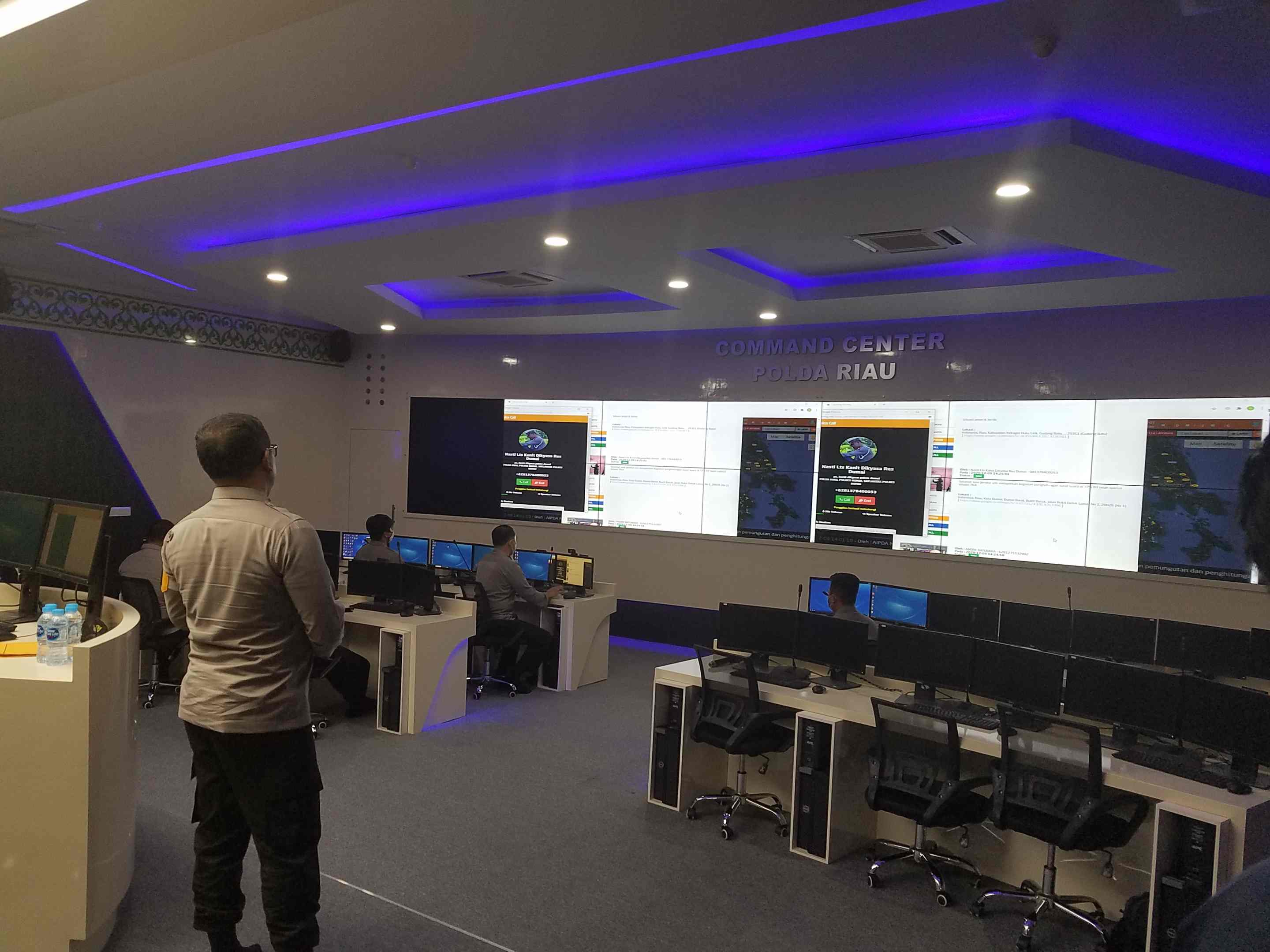 Pemantauan karhutla di Command Center Mapolda Riau. (ilustrasi)