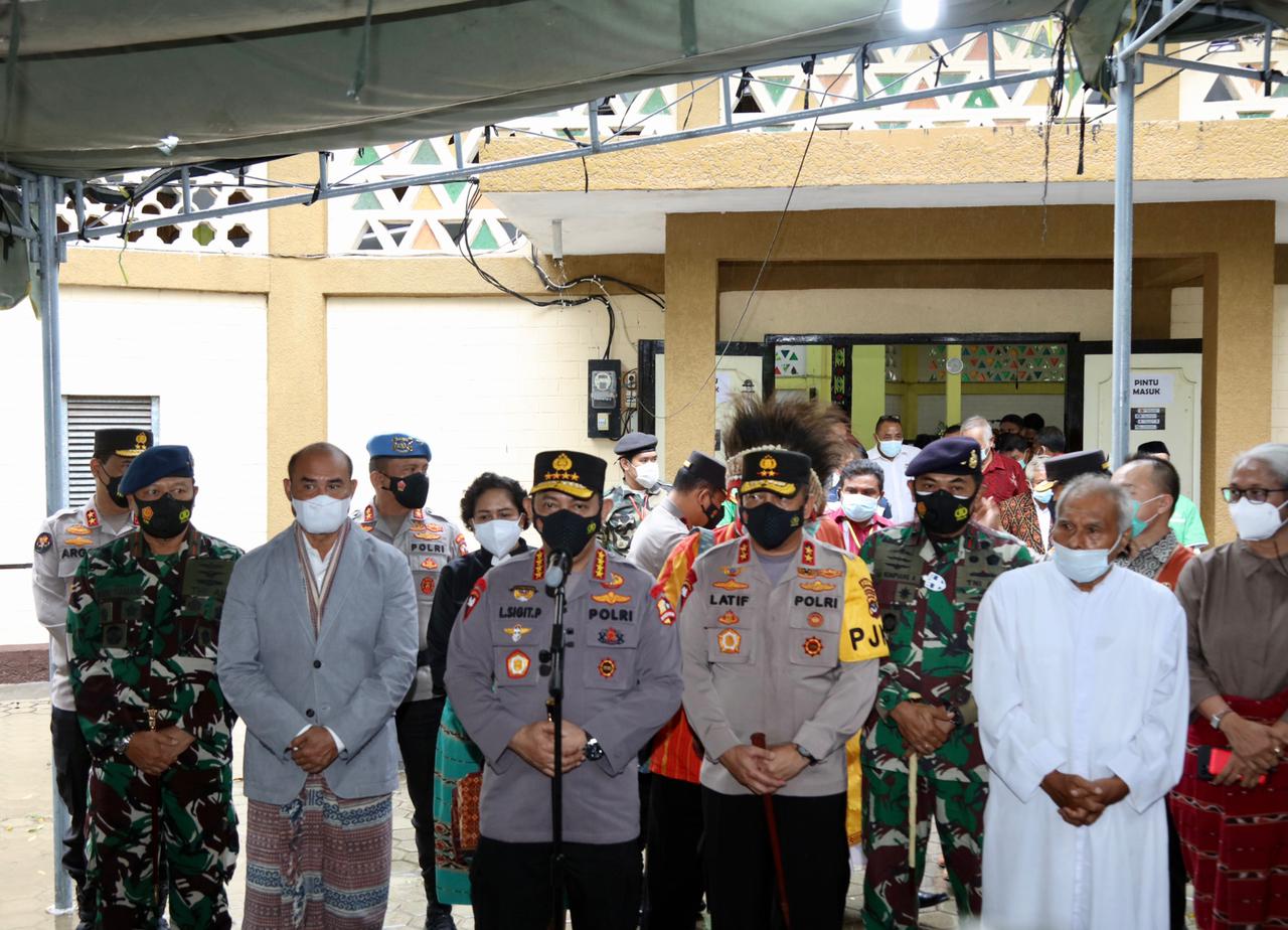Kapolri Jendral (Pol) Listyo Sigit Prabowo (tengah) saat memberi sambutan di Gereja Santo Yosef di Kupang,  Nusa Tenggara Timur.
