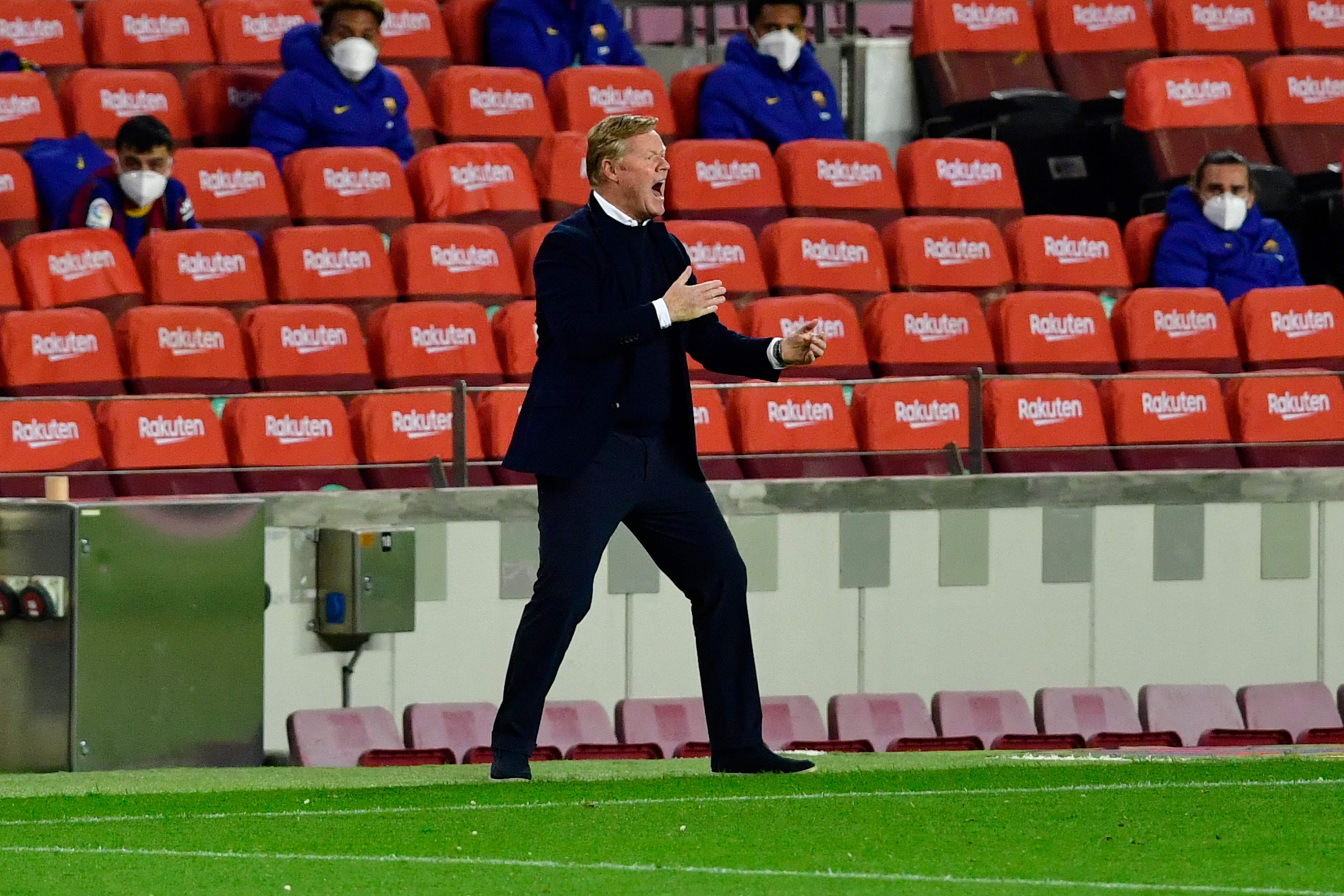 Pelatih Barcelona Ronald Koeman memberi intruksi kepada para pemainnya saat timnya menghadapi Real Valladolid.