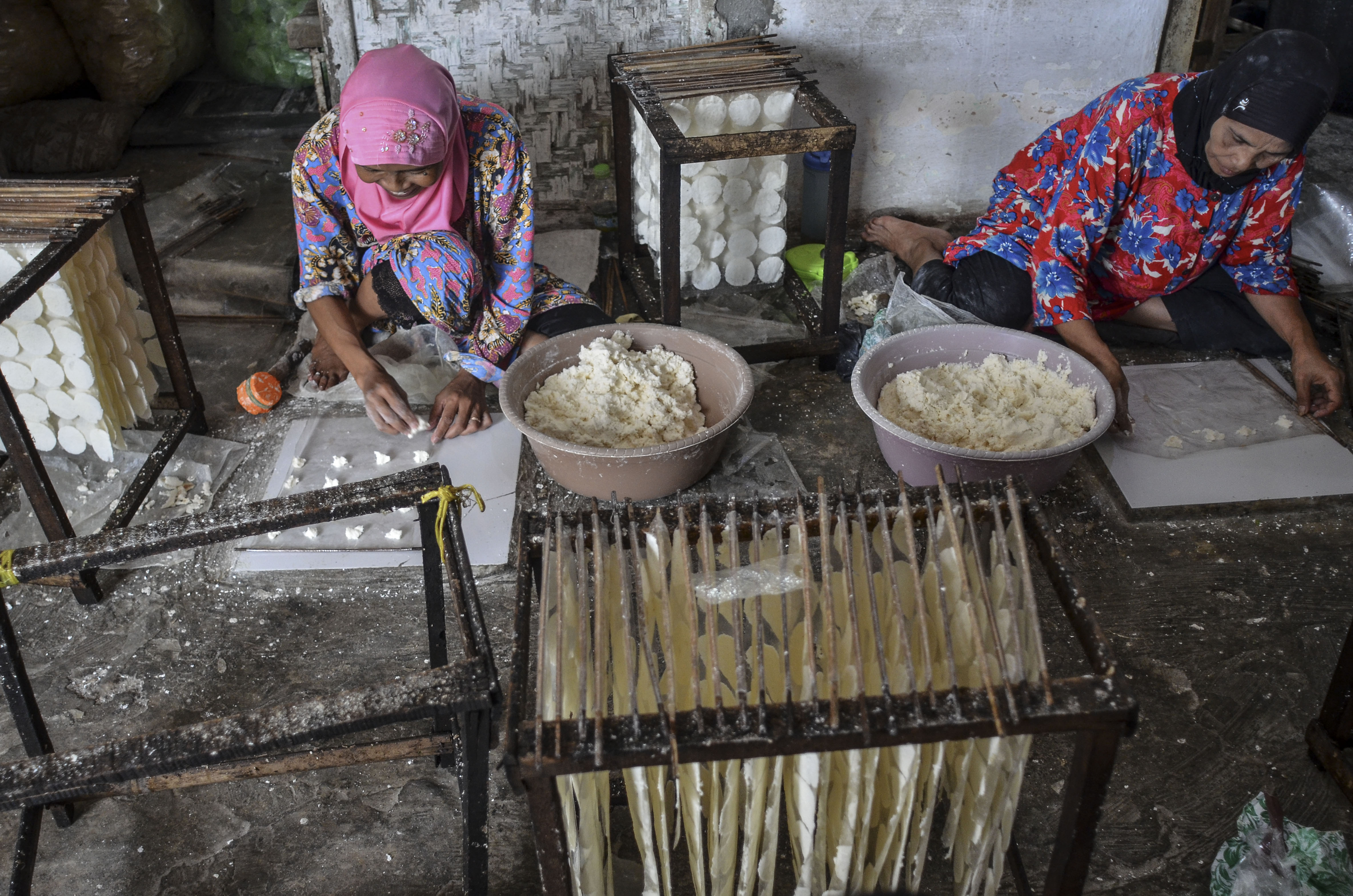  Pekerja memproduksi keripik kaca dengan cara tradisional di Desa Warnasigra, Kabupaten Ciamis, Jawa Barat. 