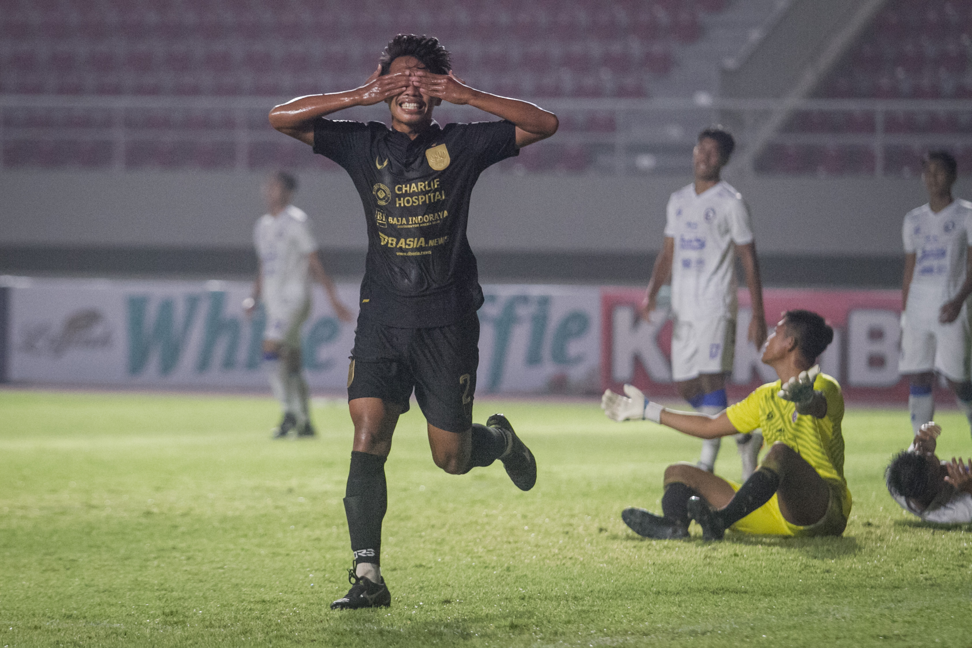 Pemain PSIS Semarang Riyan Ardiansyah melakukan selebrasi usai mencetak gol.
