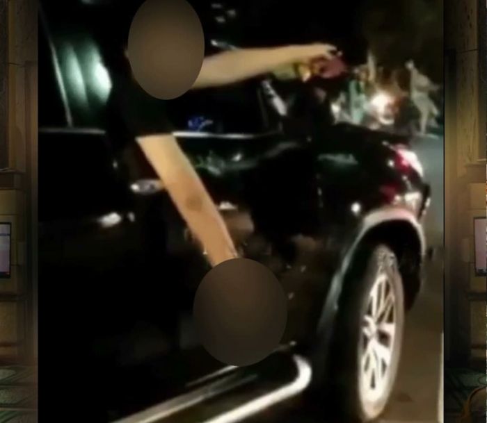 Tersangka MFA saat mengacungkan pistol dari dalam mobilnya.