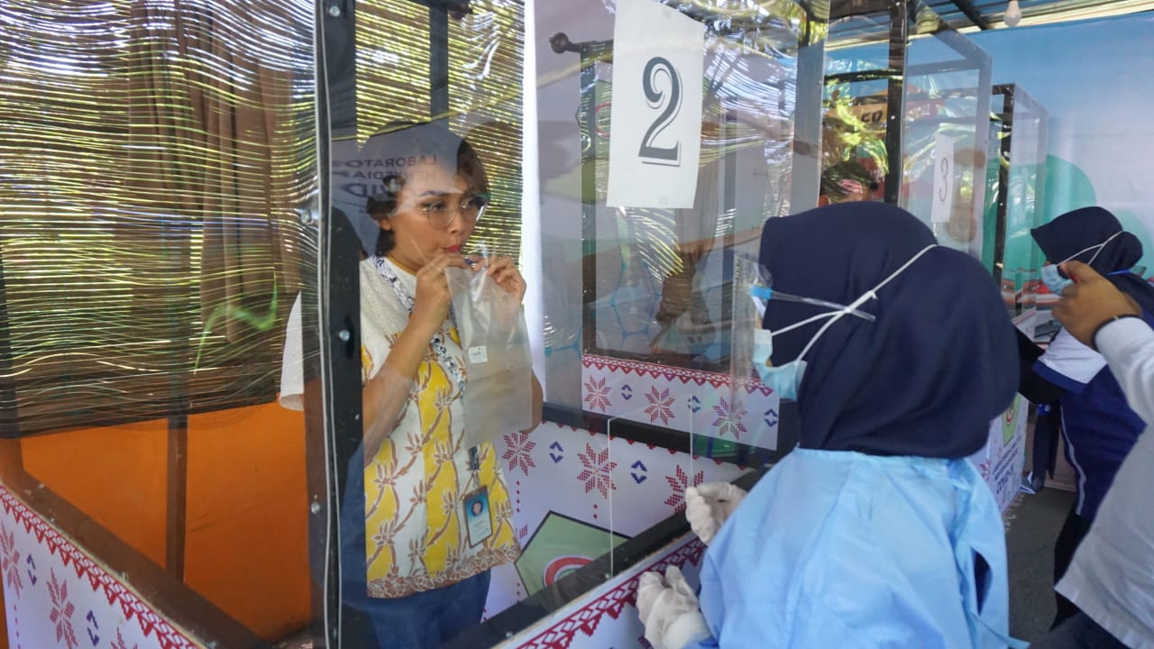 Calon penumpang pesawat di Bandara Internasional Lombok, NTB menjalani tes GeNose C-19 sebelum masuk ke bandara. 