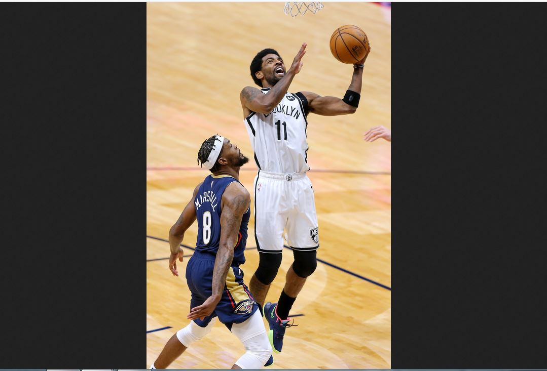 Pemain Brooklyn Nets Kyrie Irving akan melakukan layup dalam laga NBA kontra New Orleans Pelicans.