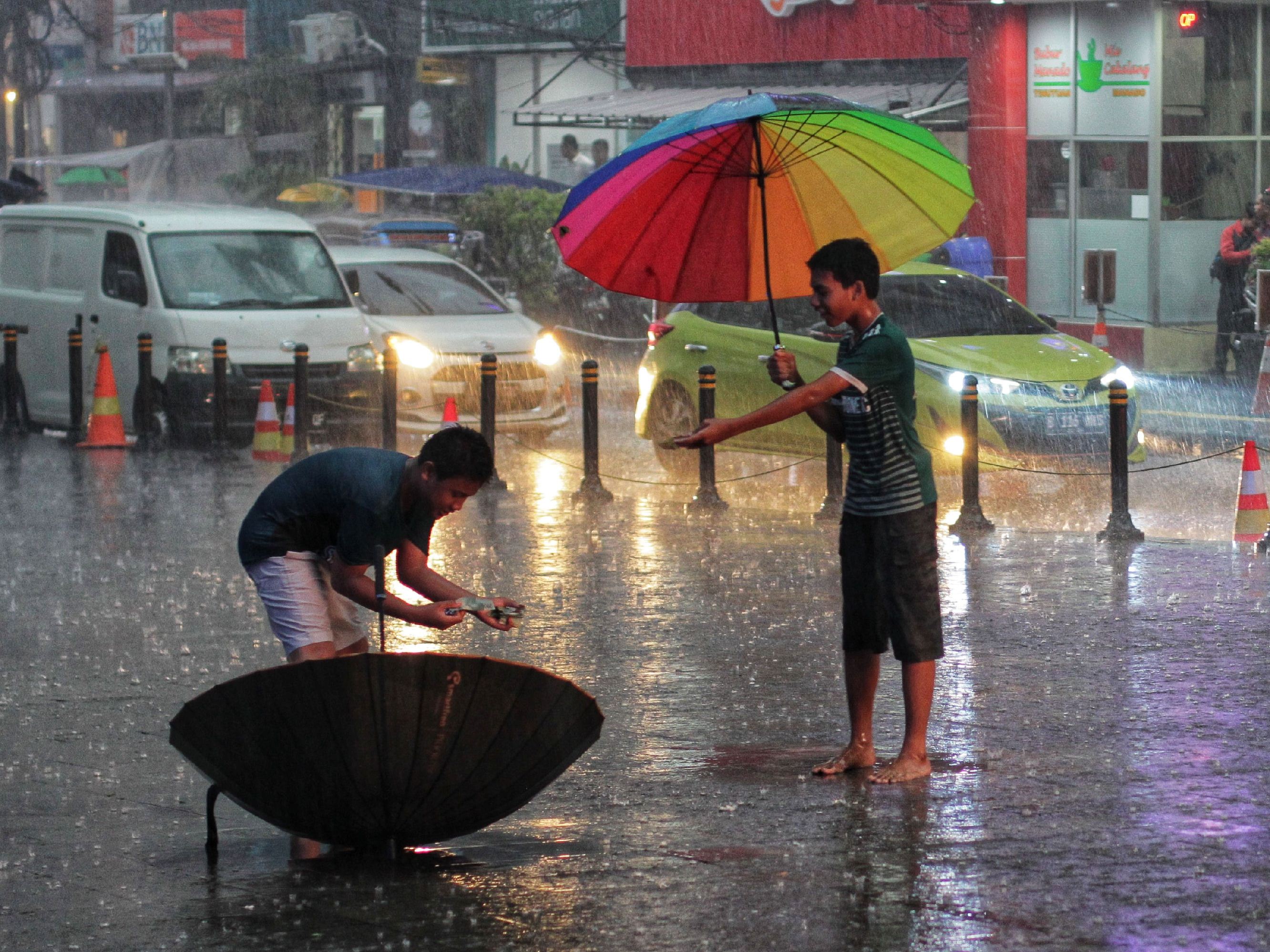 Hujan deras mengguyur kawasan Duku Atas, Jakarta Pusat, beberapa waktu lalu.