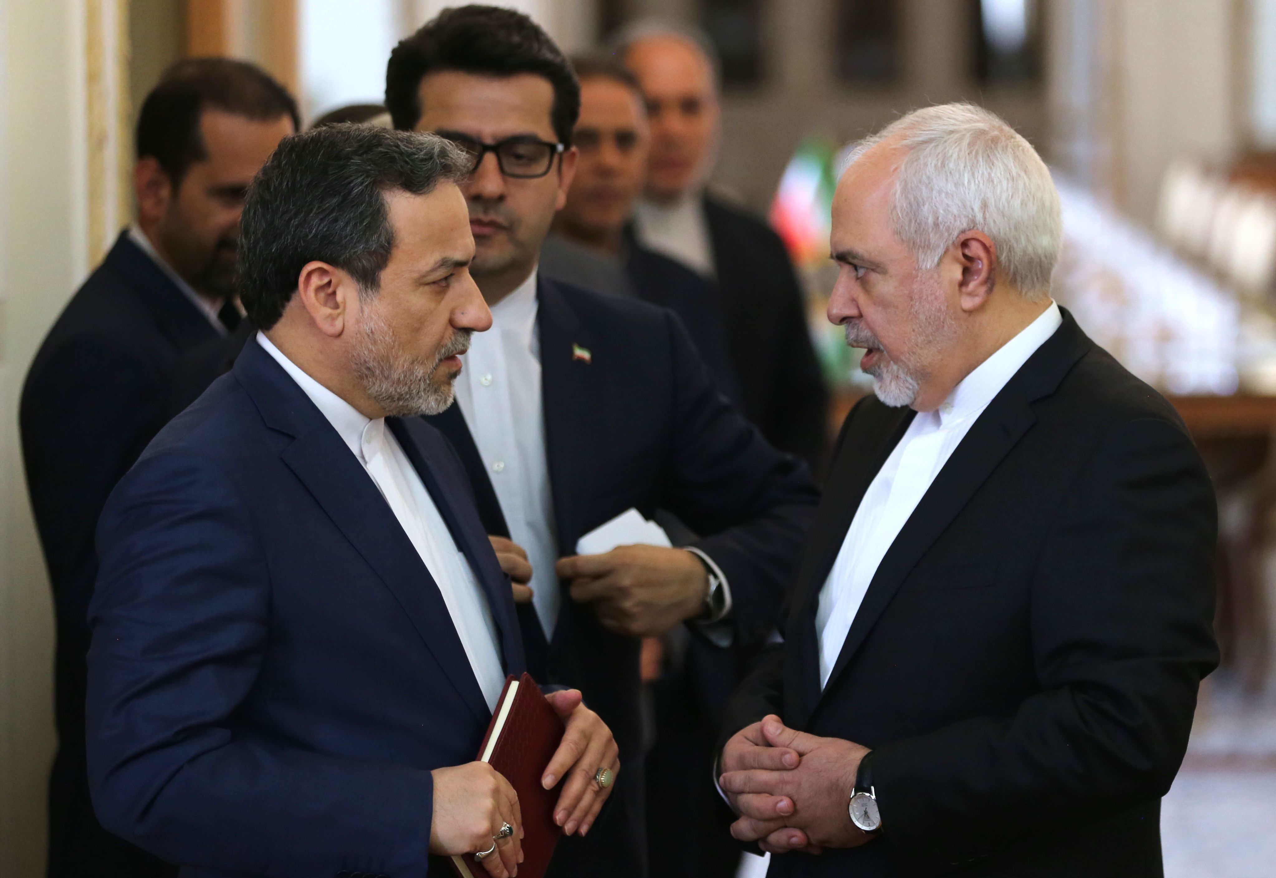  Menteri Luar Negeri (Menlu) Iran Mohammad Javad Zarif (kanan) berbicara Wakil Menlu Iran Seyed Abbas Araghchi.