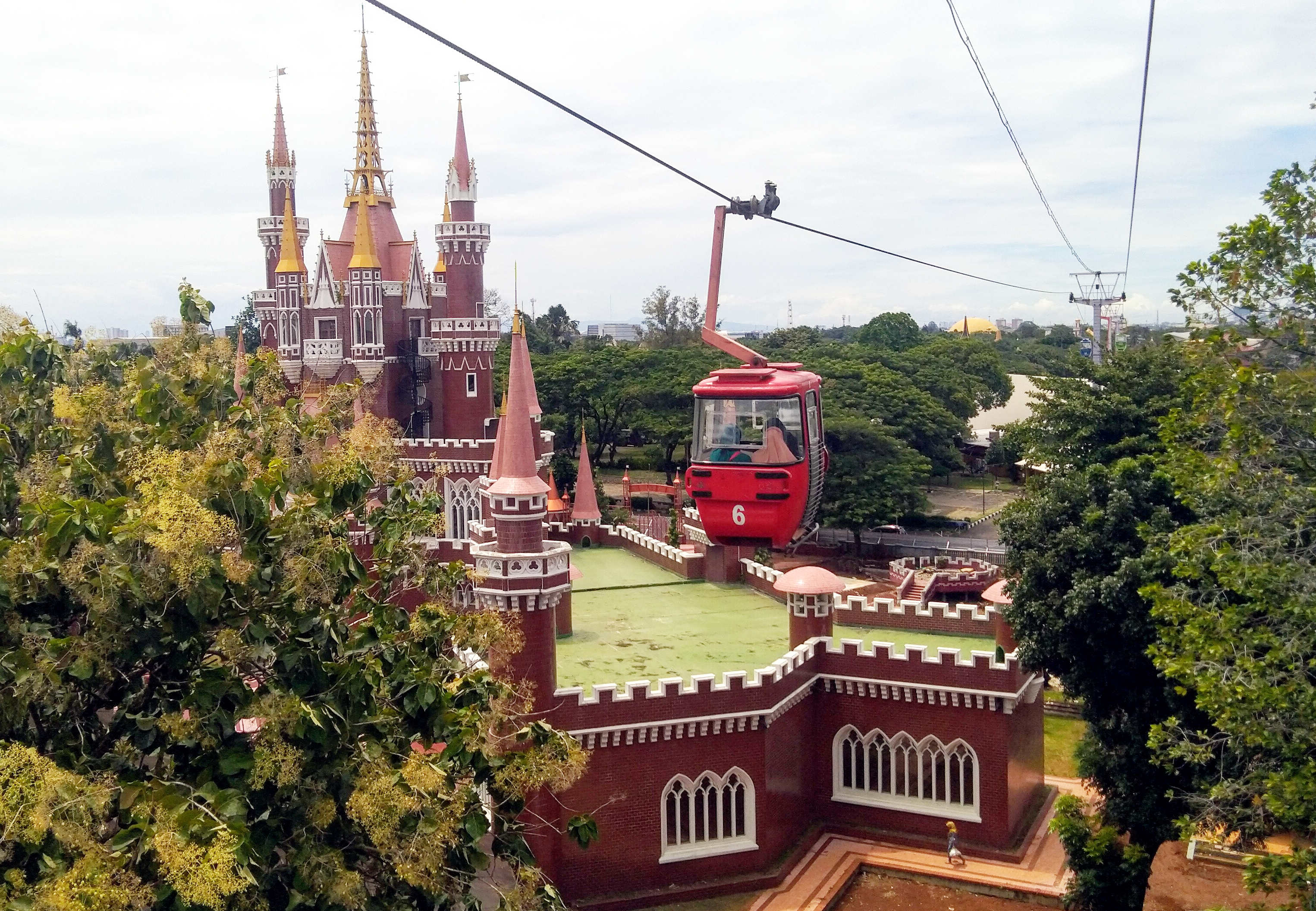 Kereta gantung melintas di atas Taman Mini Indonesia Indah (TMII), Jakarta.