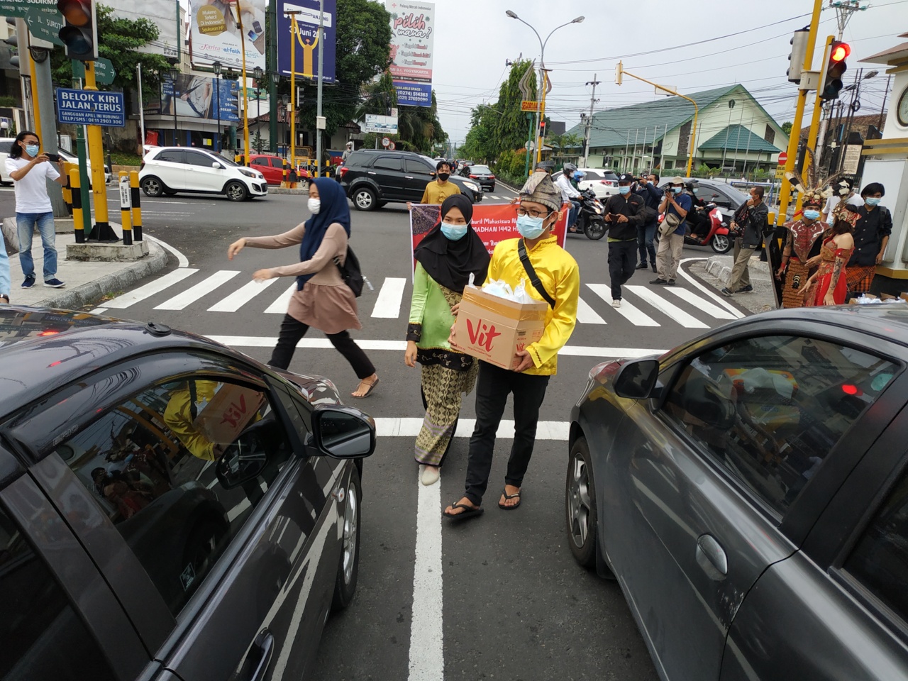 Kegiatan bagi-bagi takjil yang dilakukan Mahasiswa Nusantara di Daerah Istimewa Yogyakarta.