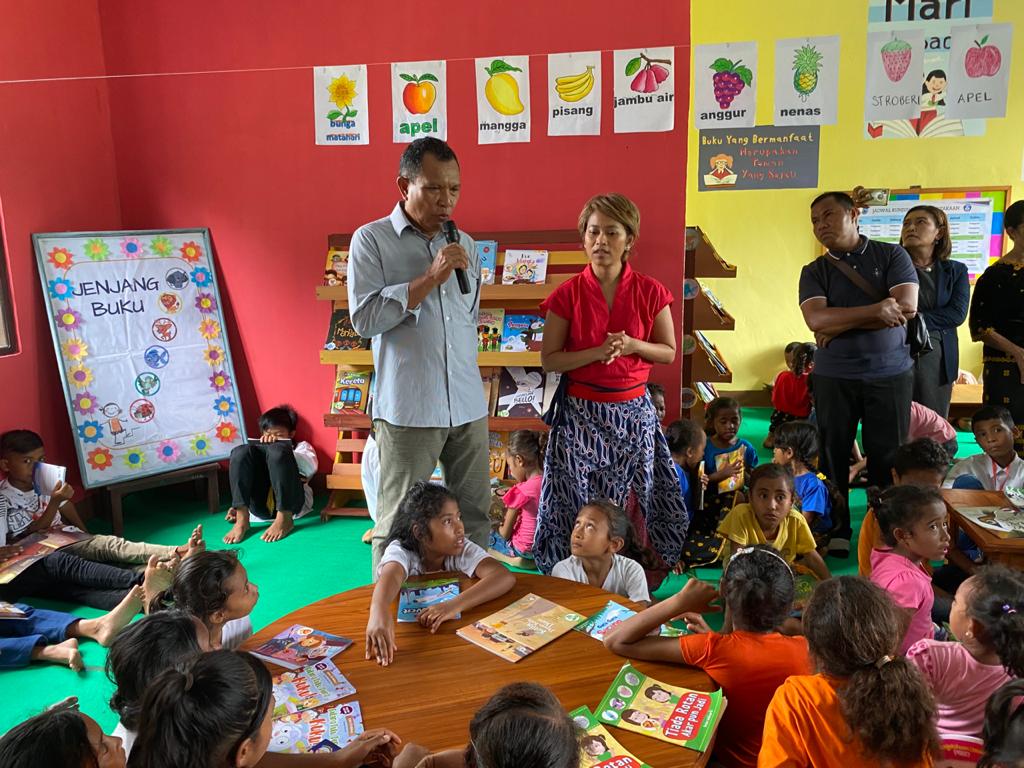 Bupati Nagekeo dan Nila Tanzil saat mengunjungi salah satu perpustakaan Taman Bacaan Pelangi di Nagekeo, Flores, NTT.