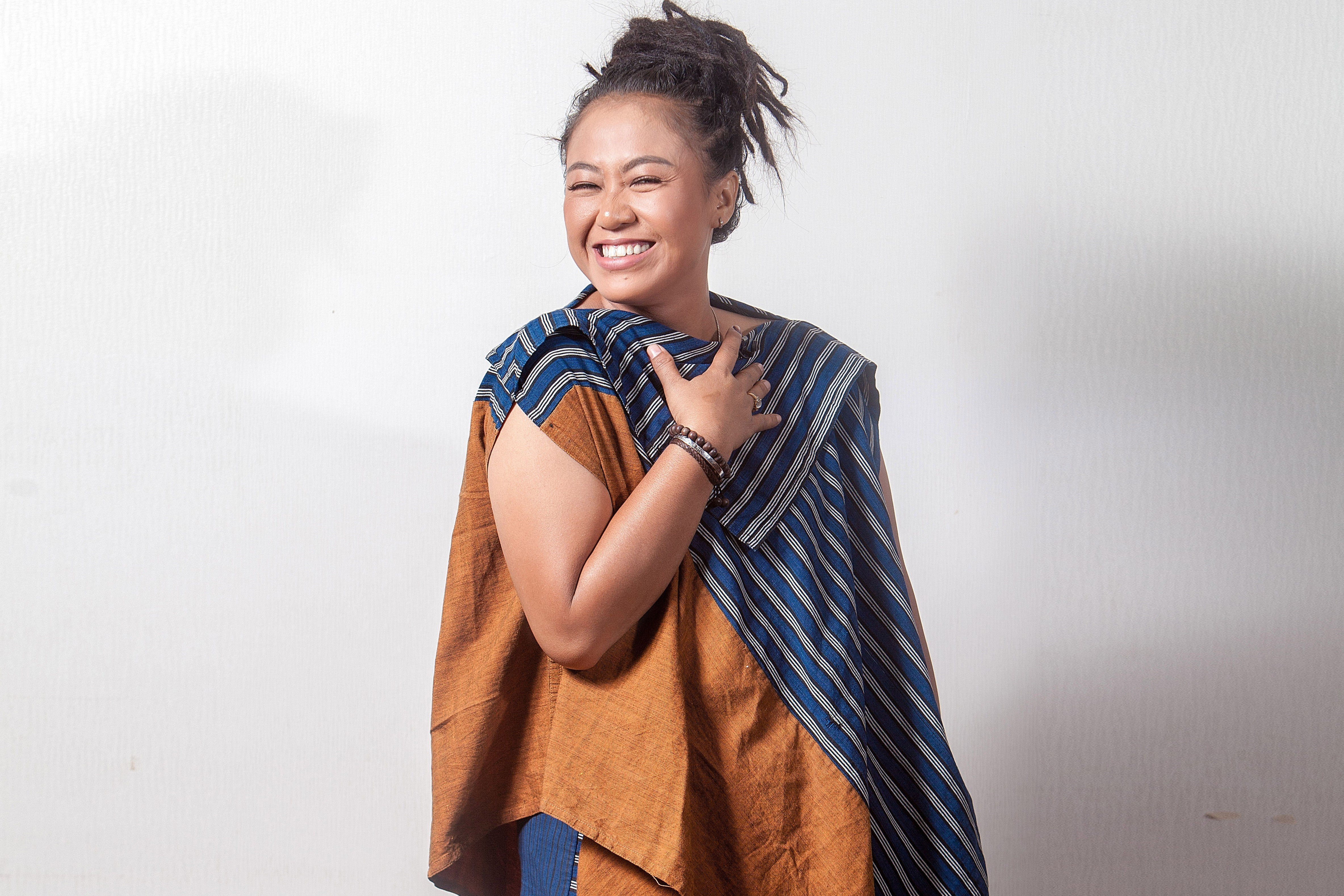 Seniman tradisional tarling Diana Sastra.