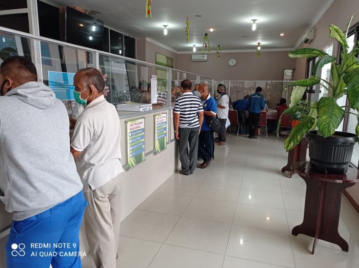 Warga Pematangsiantar membayar pajak bumi dan bangunan di Kantor (BPKAD) Kota Pematangsiantar, Kamis (22/4/2021).  