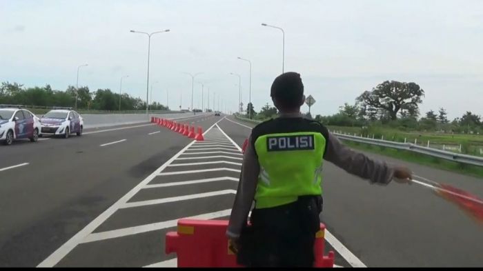 Petugas Satlantas Polres Brebes berjaga di Tol Pejagan-Pemalang, Jawa Tengah  