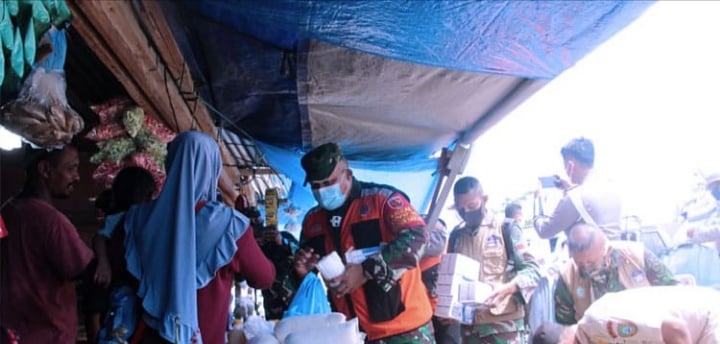 Satgas Covid-19 Maluku Utara saat memantau protokol kesehatan di Kabupaten Sula