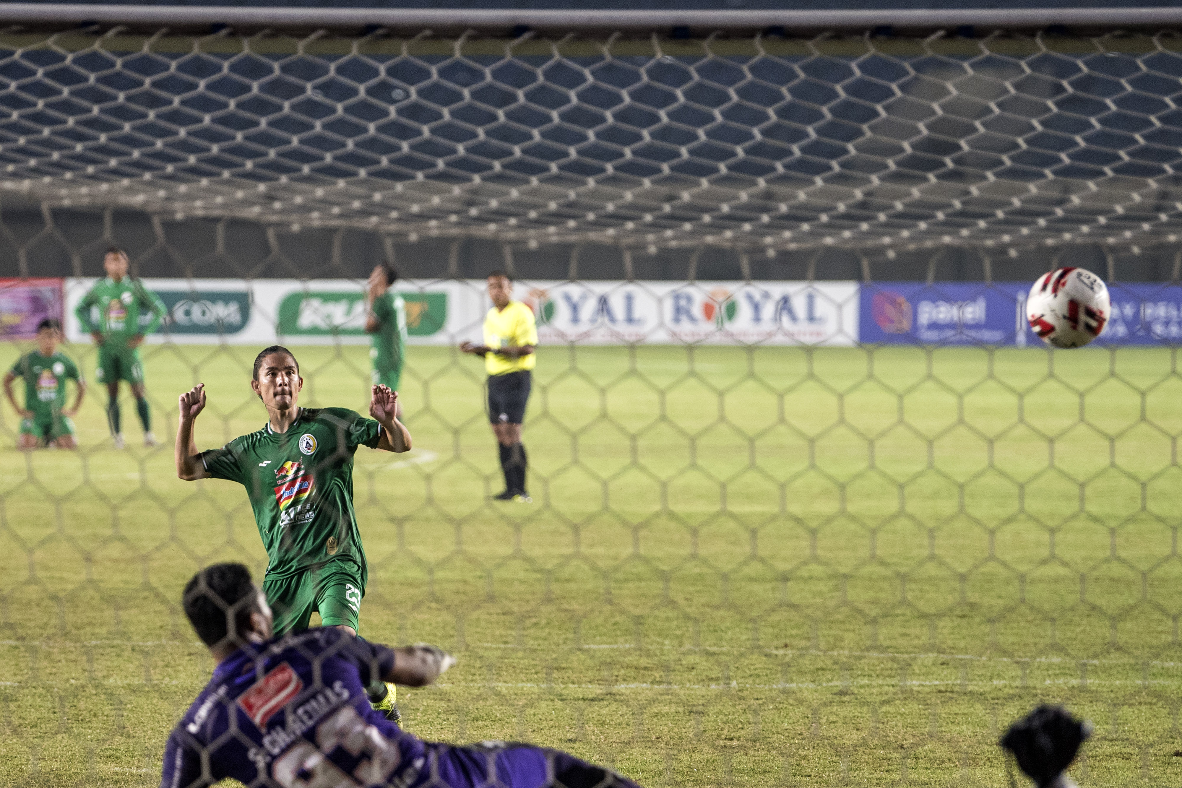 Pesepak bola PSS Sleman Kim Kurniawan mengeksekusi penalti