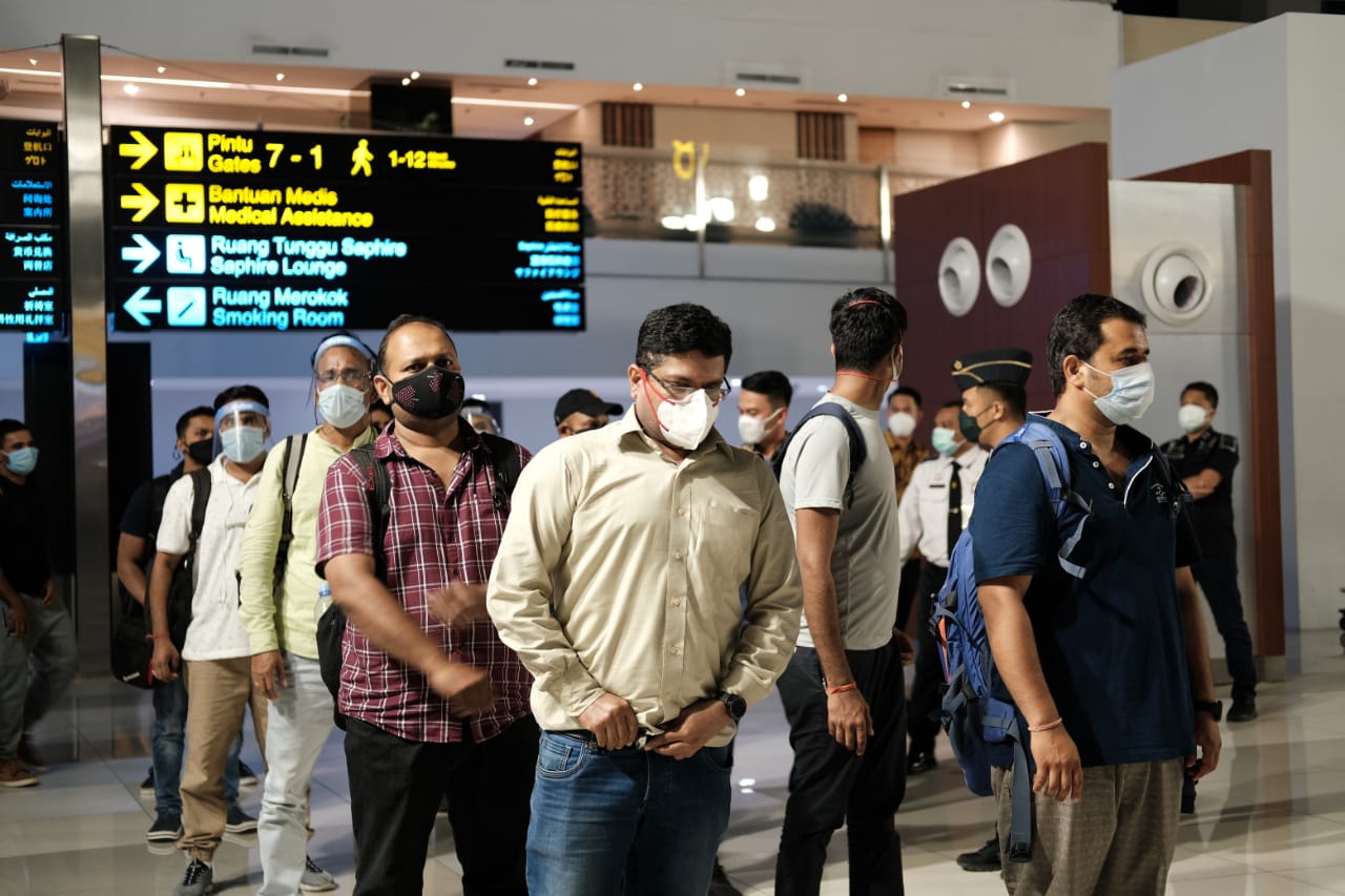 Ditjen Imigrasi memulangkan puluhan warga India dii Bandara Soekarno Hatta, Cengkareng, Tangerang, Minggu (25/4/2021). 